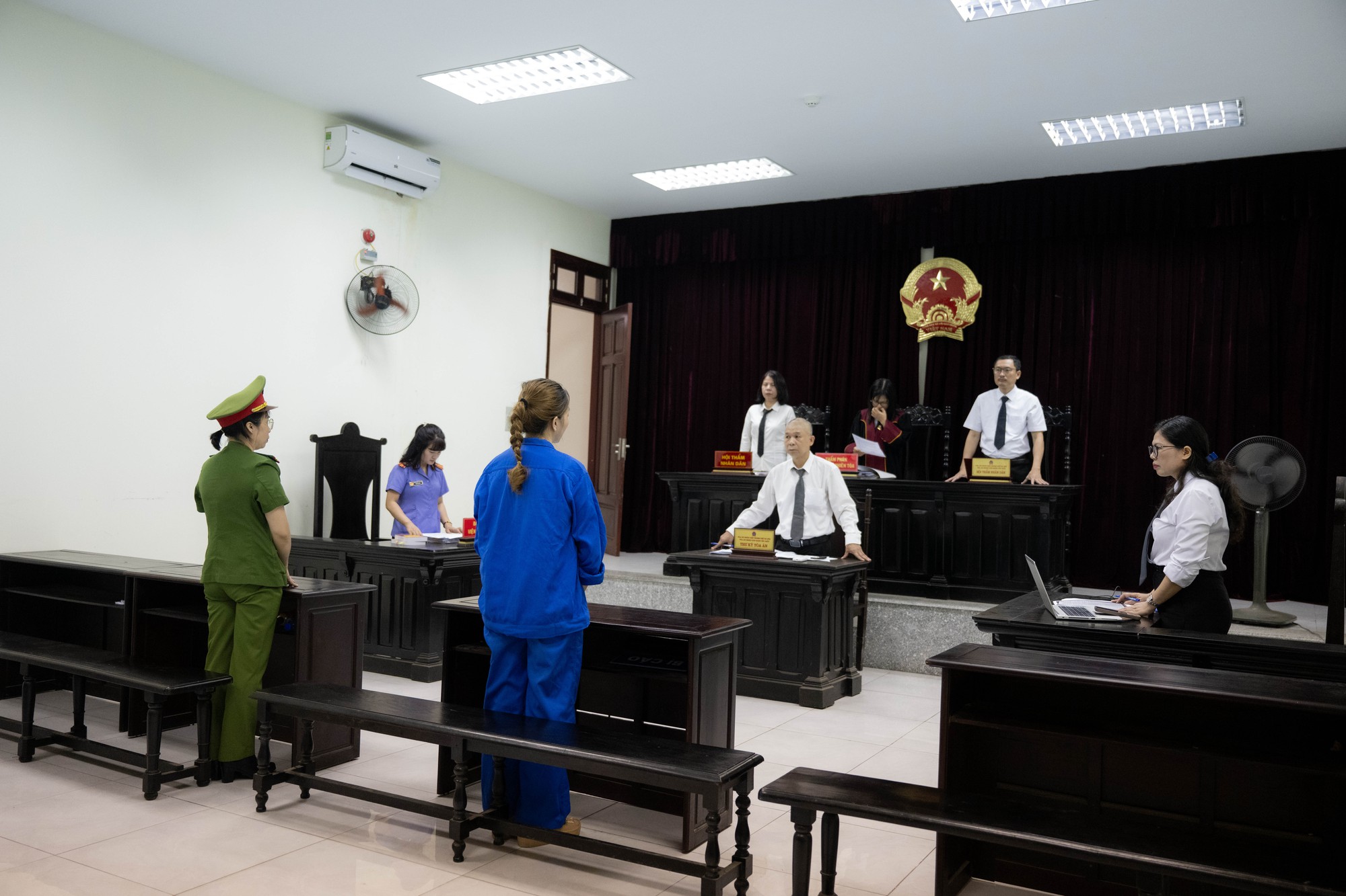 Những hình ảnh đầu tiên trong phiên tòa xét xử người phụ nữ hành hung hàng xóm ở chung cư tại Hà Nội- Ảnh 1. Những hình ảnh đầu tiên trong phiên tòa xét xử người phụ nữ hành hung hàng xóm ở chung cư tại Hà Nội- Ảnh 1.