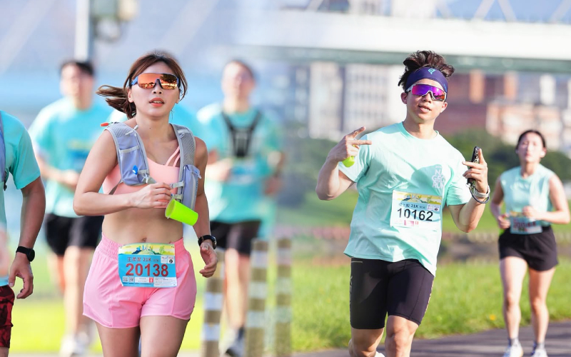 Hẹn đối tác chạy bộ 5-10 km rồi bàn công chuyện đang là mốt, đi ăn đi cà phê quá “lỗi thời” rồi- Ảnh 2.