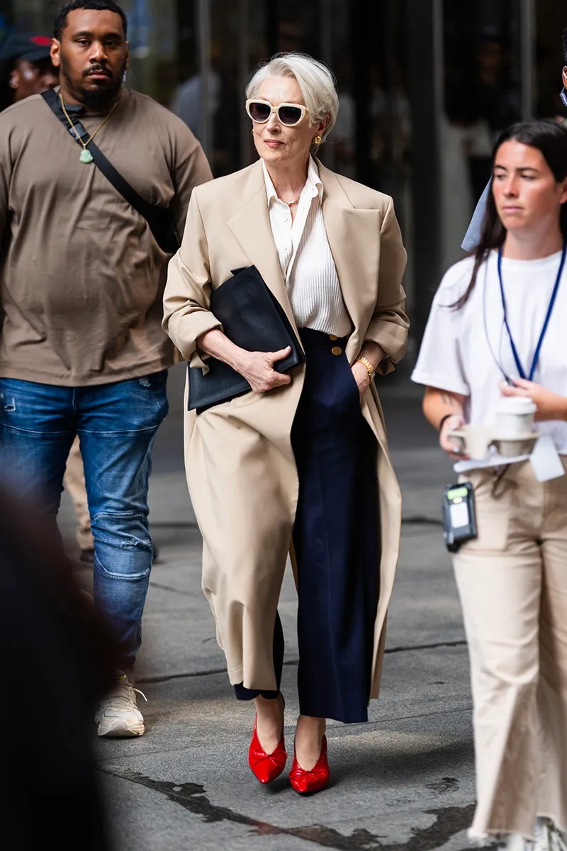 The Devil Wears Prada 2: 20 năm chờ đợi xứng đáng, Miranda vẫn là cơn ác mộng lộng lẫy nhất màn ảnh- Ảnh 8.