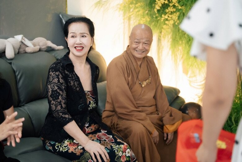 Nữ ca sĩ hàng đầu Việt Nam: Cha ruột nương nhờ cửa Phật, lấy chồng ngoại quốc, 2 con ăn chay từ 0 tuổi- Ảnh 2.