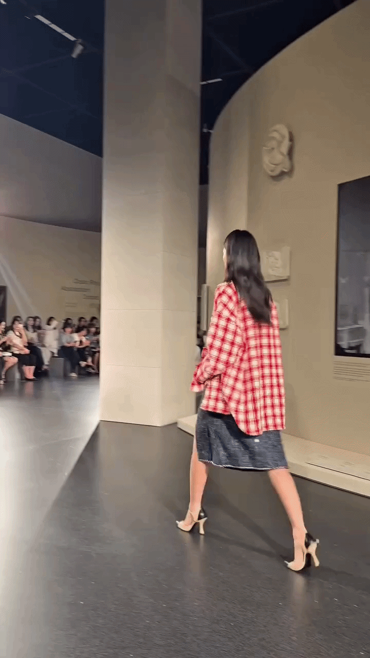 Mẹ bầu "đi lạc" vào show Chanel hot nhất Seoul- Ảnh 2.
