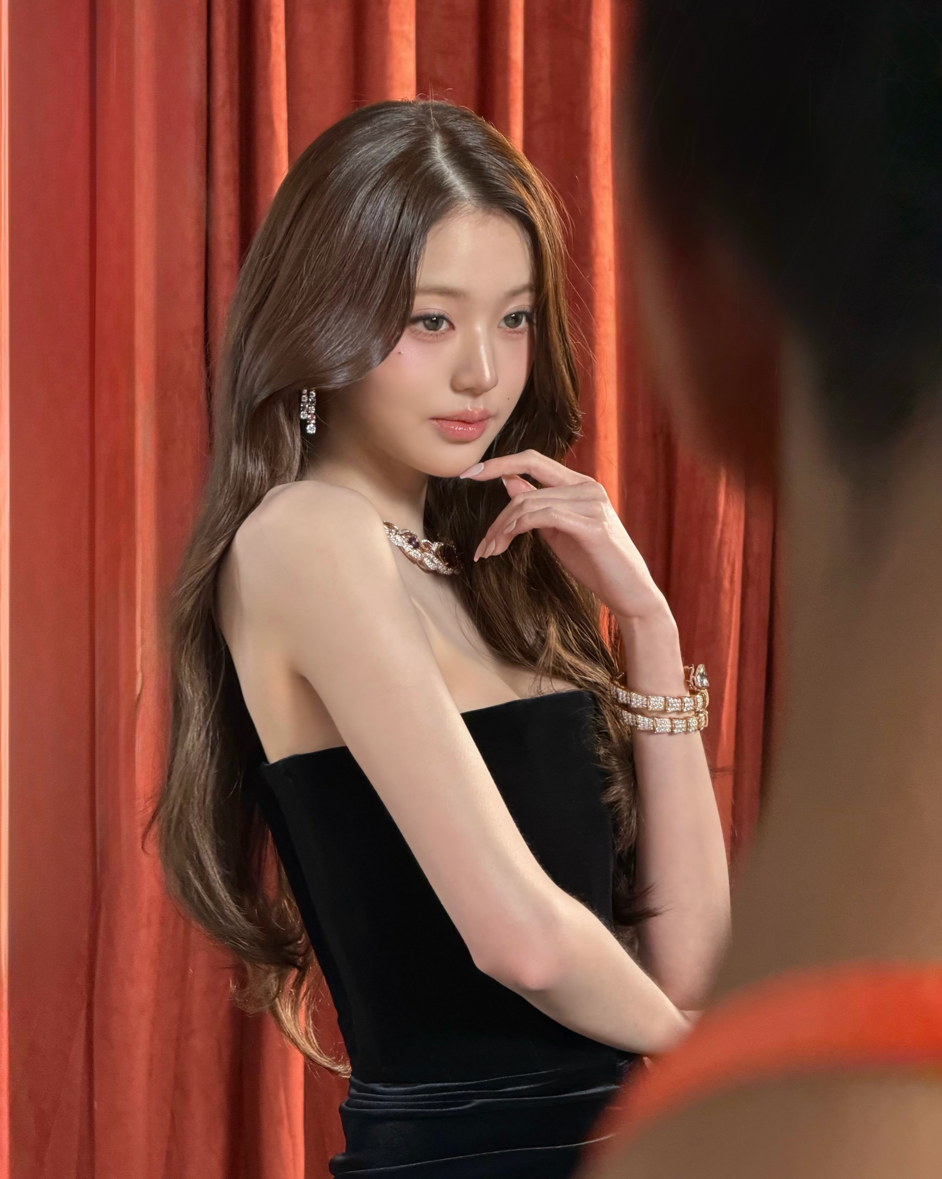 Thực hư chuyện khe ngực của "công chúa Kpop" bị xoá sạch bởi tay BVLGARI- Ảnh 2.