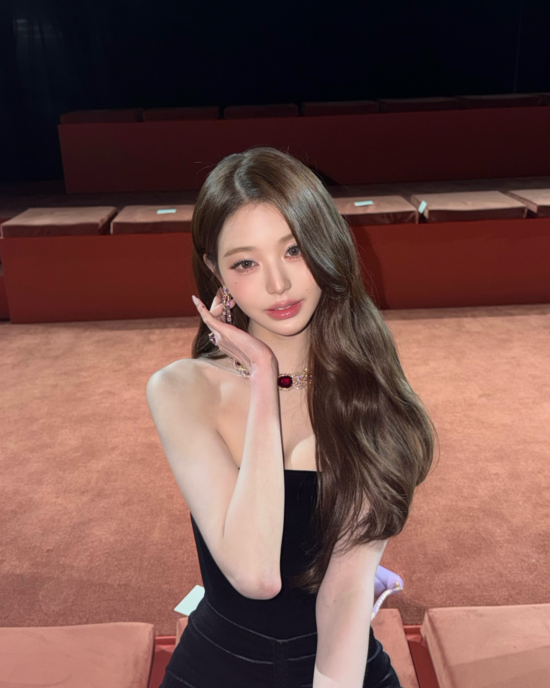 Thực hư chuyện khe ngực của "công chúa Kpop" bị xoá sạch bởi tay BVLGARI- Ảnh 11.