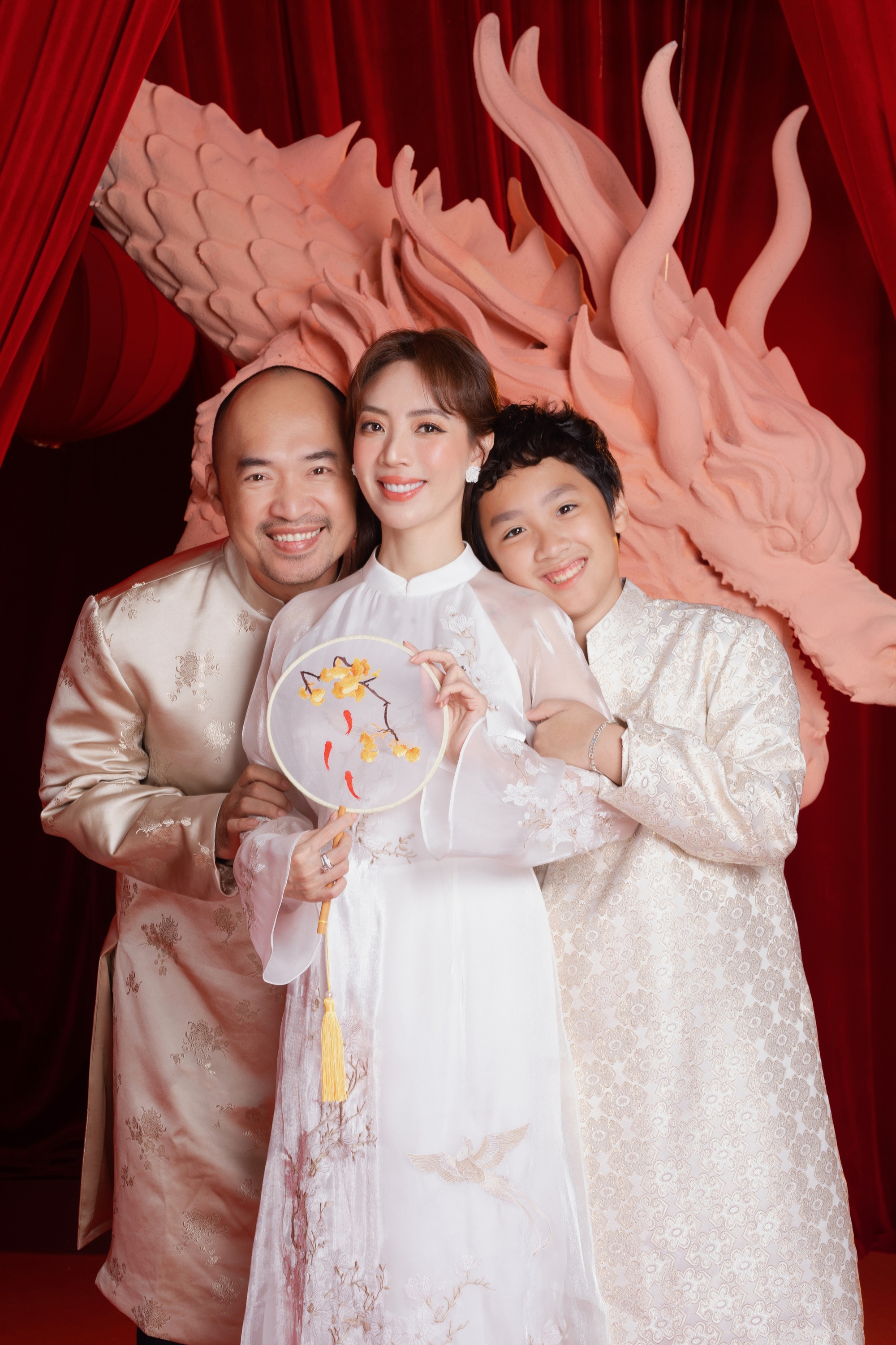 Cặp đôi quyền lực showbiz ở biệt thự ngoại ô sang như resort 5*: Sân thượng rộng đến mức có thể đạp xe, hồ bơi riêng trong khuôn viên nhà- Ảnh 1.