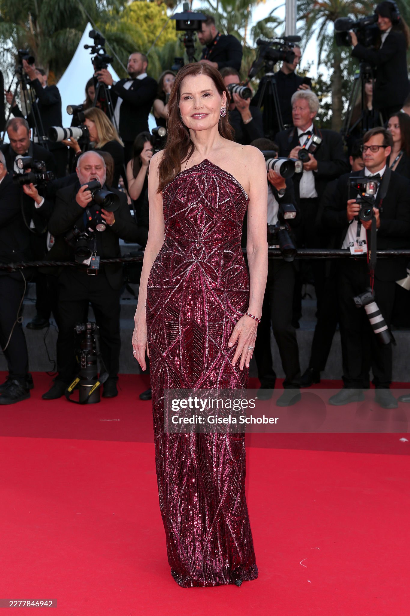 Thảm đỏ bế mạc Cannes 2026: "Thiên thần nội y" tóc hồng chiếm trọn spotlight, sao phim Avatar tình tứ hôn chồng- Ảnh 29.