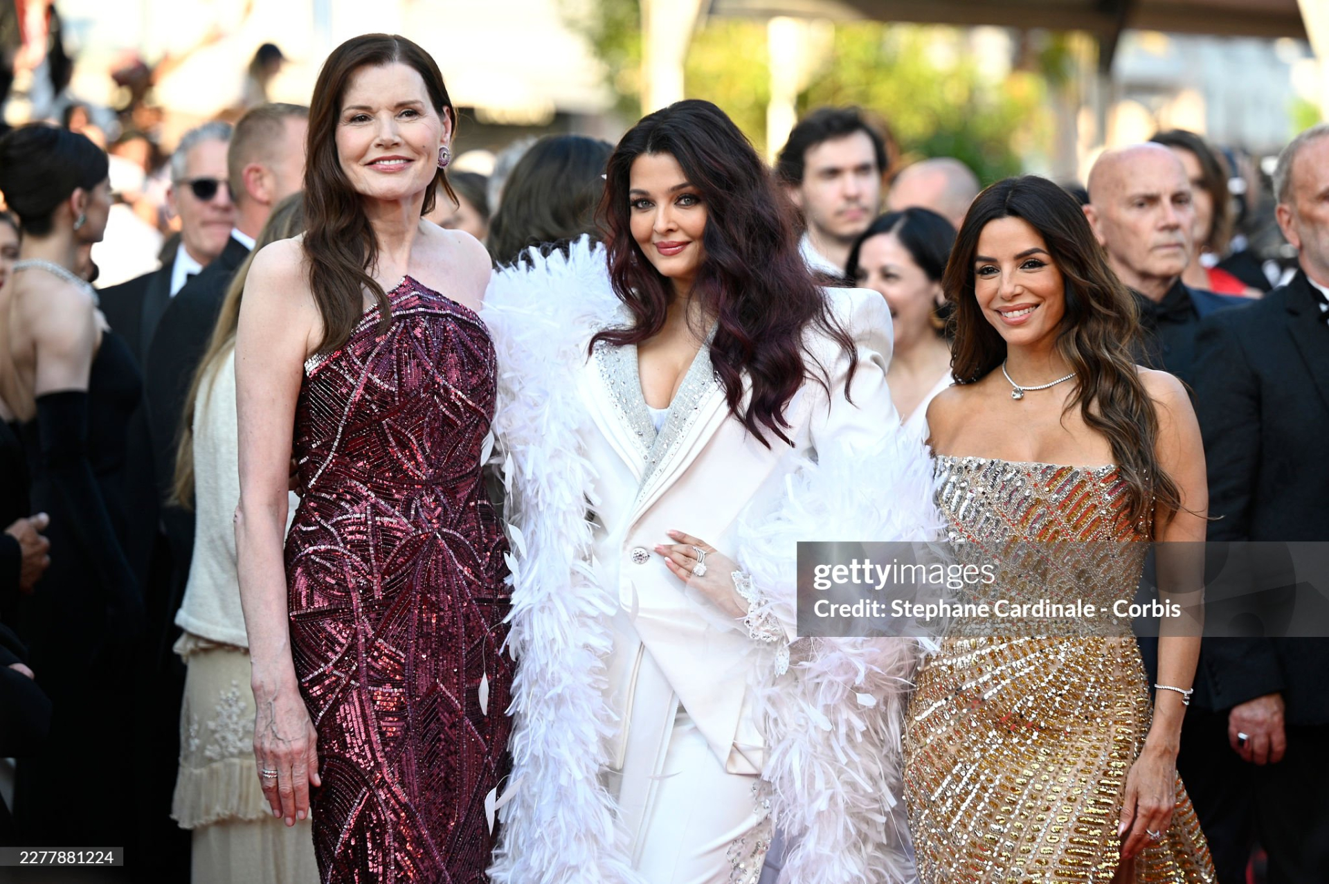 Thảm đỏ bế mạc Cannes 2026: "Thiên thần nội y" tóc hồng chiếm trọn spotlight, sao phim Avatar tình tứ hôn chồng- Ảnh 18.