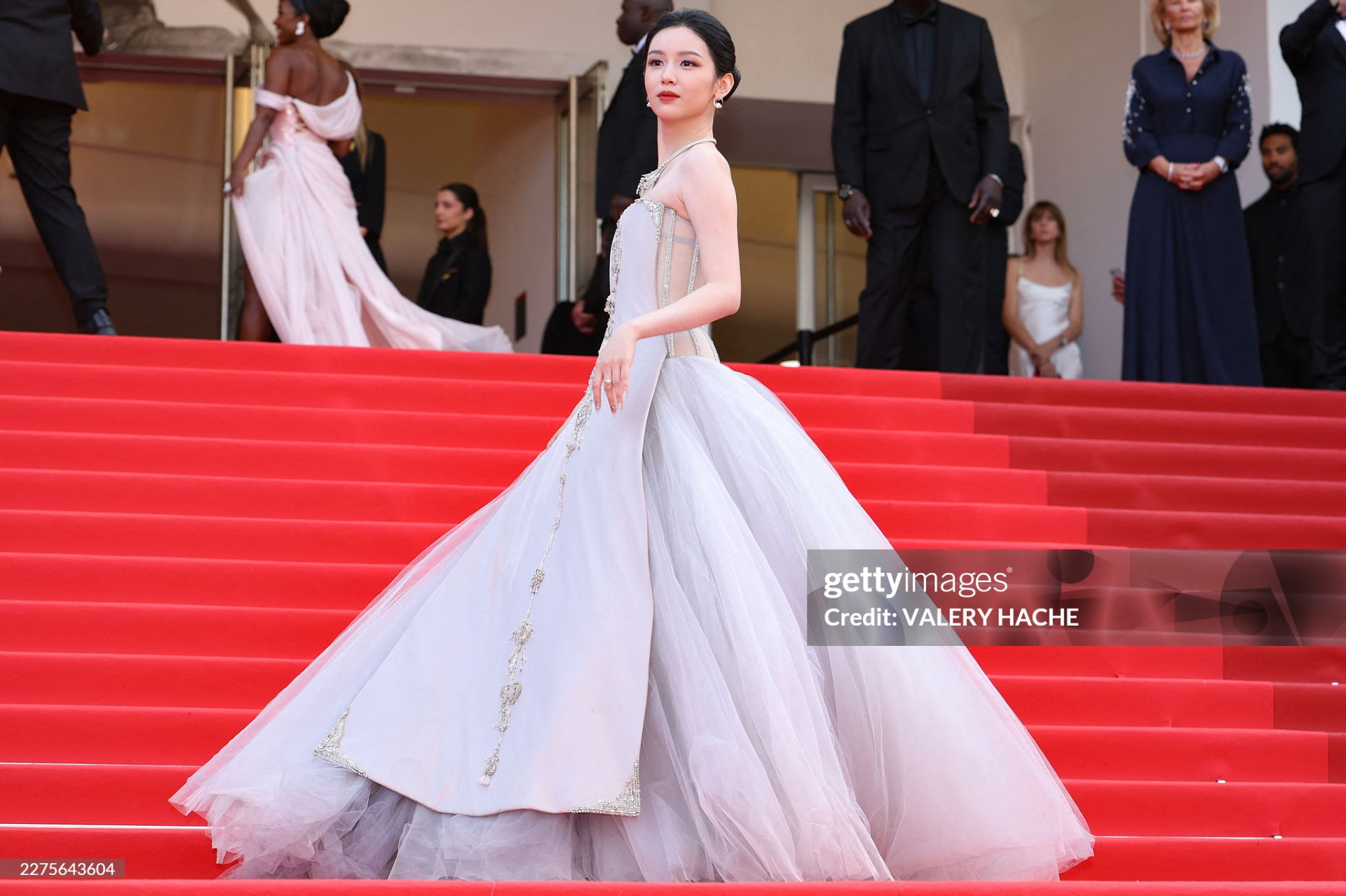 Thảm đỏ Cannes ngày 3: Châu Dã - Viên San San đại chiến visual, Win Metawin điển trai ngút ngàn- Ảnh 2.
