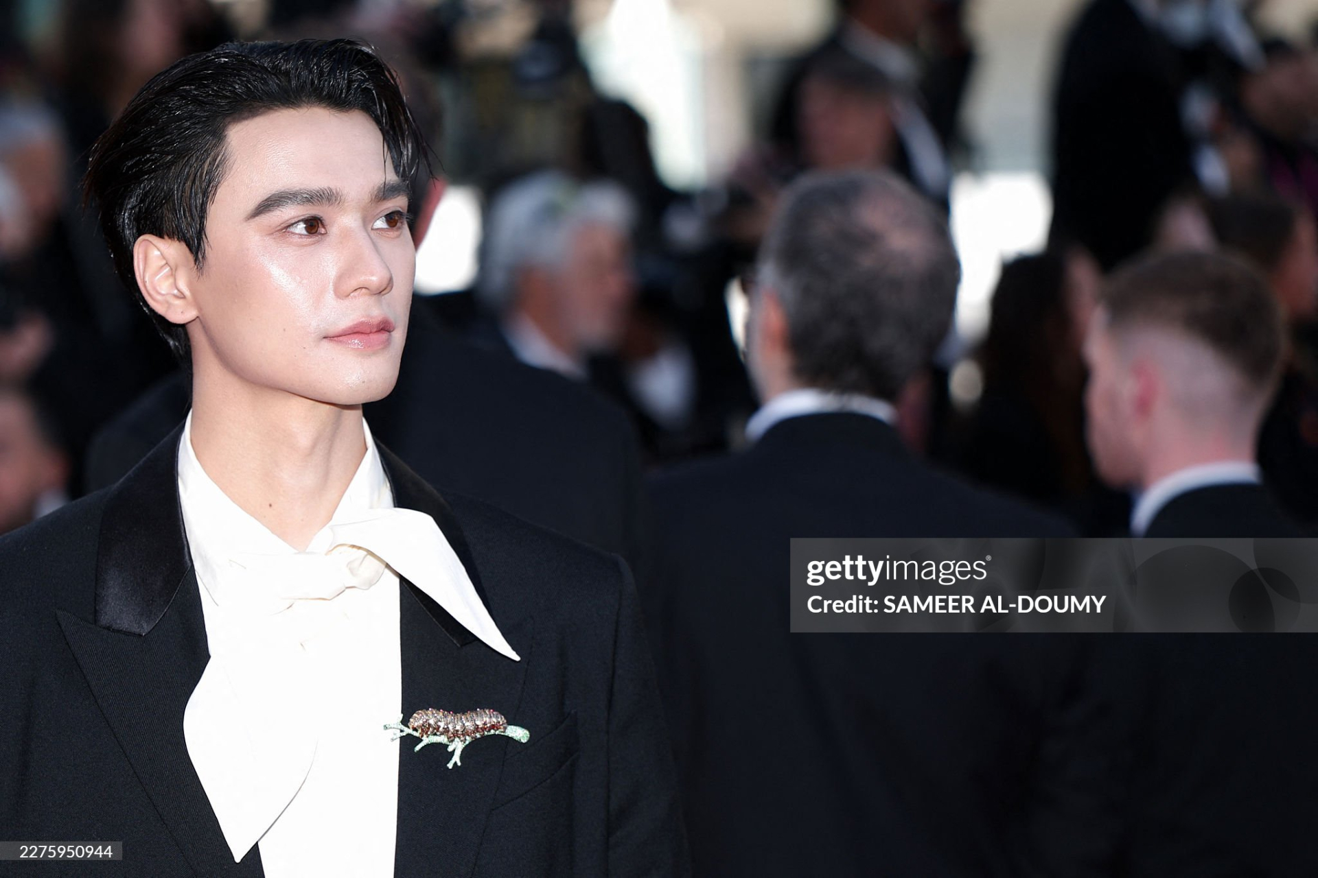Thảm đỏ Cannes ngày 5: "Chị đại" Chompoo Araya chiếm trọn spotlight, siêu mẫu Nga ngang nhiên hở bạo phạm quy- Ảnh 16.