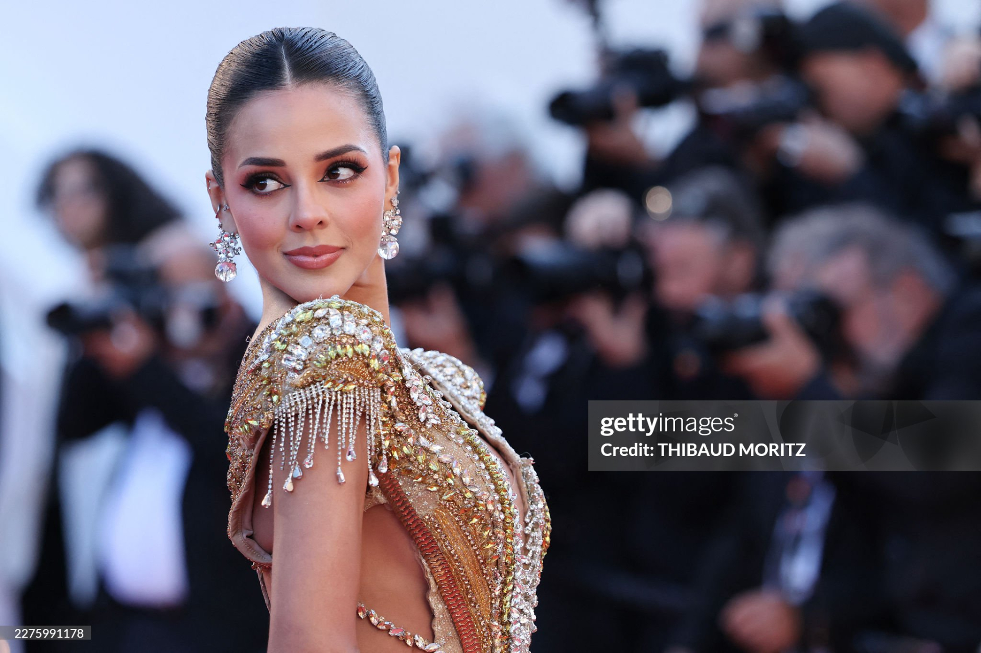 Thảm đỏ Cannes ngày 5: "Chị đại" Chompoo Araya chiếm trọn spotlight, siêu mẫu Nga ngang nhiên hở bạo phạm quy- Ảnh 20.