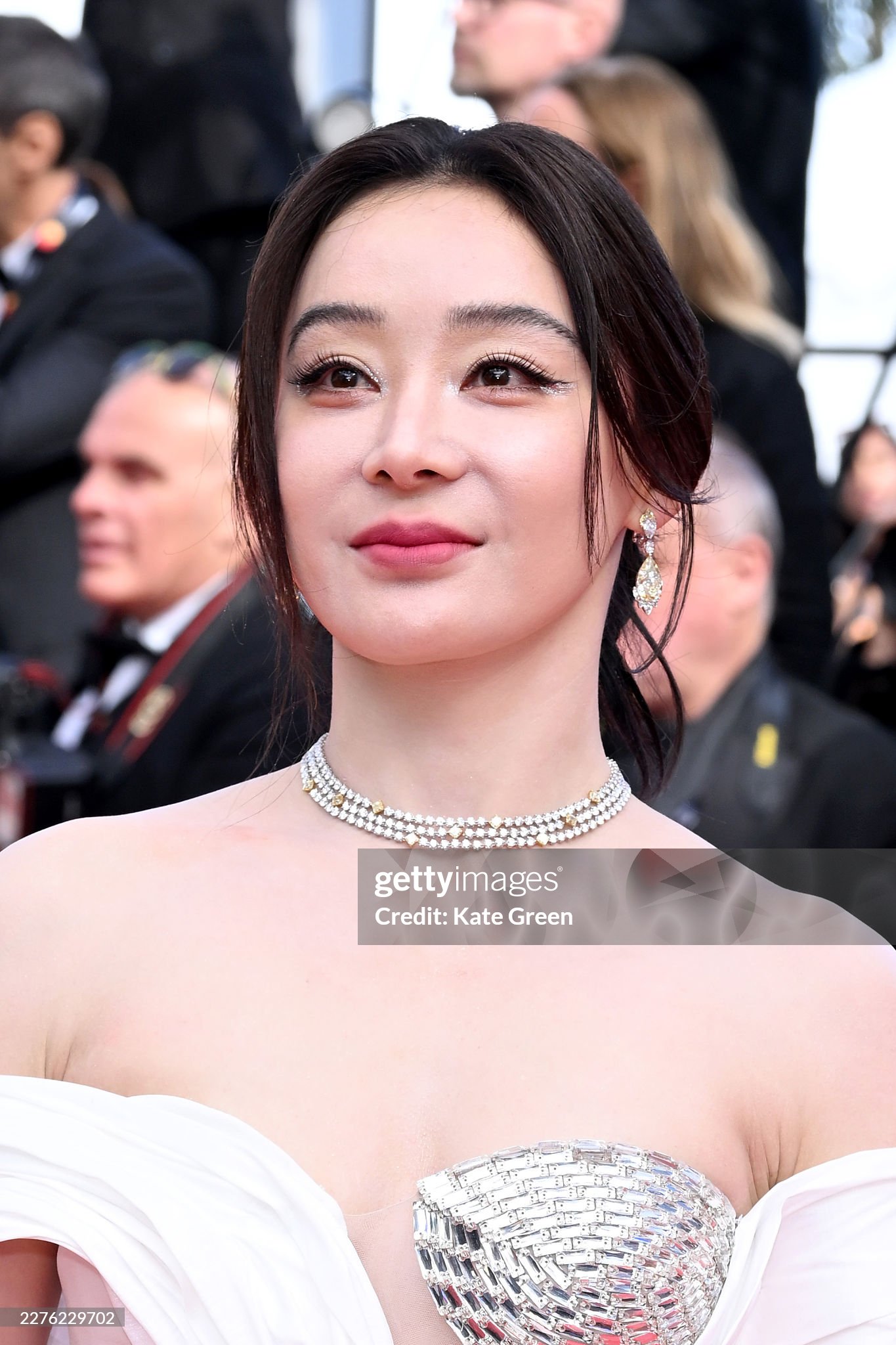 Thảm đỏ Cannes ngày 3: Châu Dã - Viên San San đại chiến visual, Win Metawin điển trai ngút ngàn- Ảnh 11.