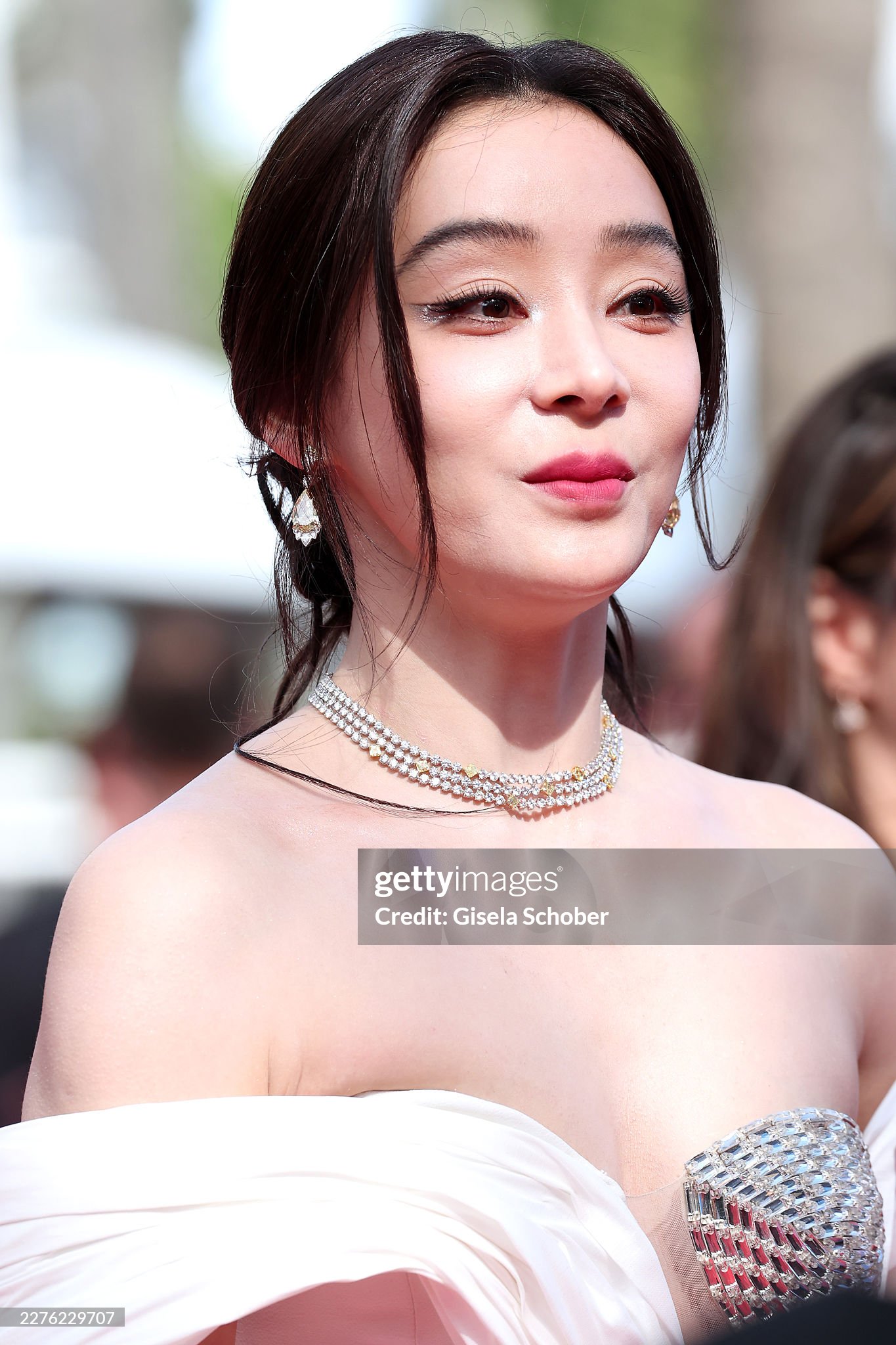 Thảm đỏ Cannes ngày 3: Châu Dã - Viên San San đại chiến visual, Win Metawin điển trai ngút ngàn- Ảnh 10.