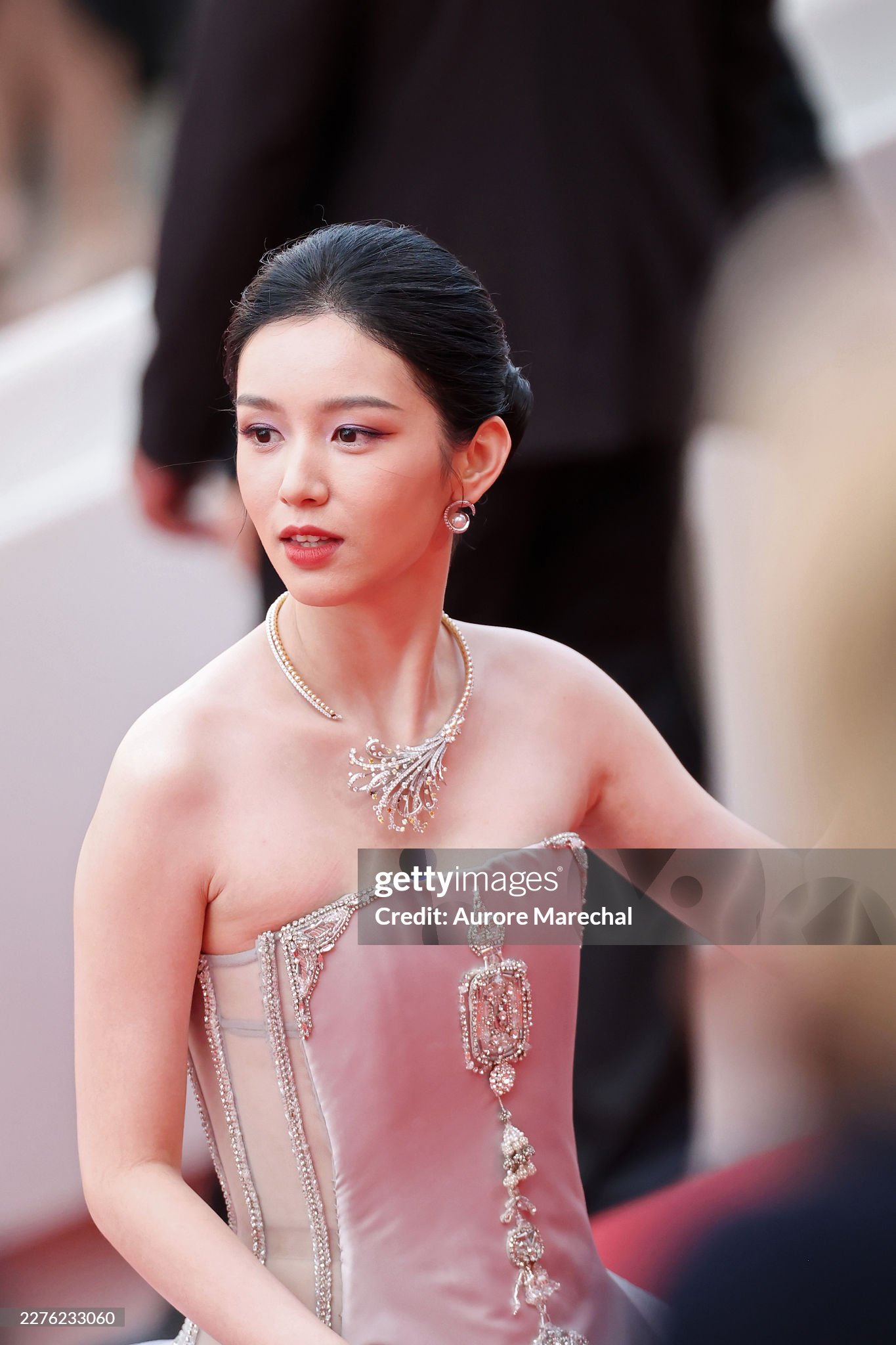 Thảm đỏ Cannes ngày 3: Châu Dã - Viên San San đại chiến visual, Win Metawin điển trai ngút ngàn- Ảnh 4.