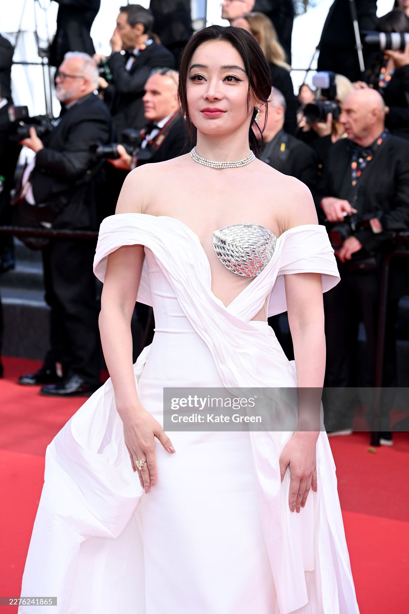 Thảm đỏ Cannes ngày 3: Châu Dã - Viên San San đại chiến visual, Win Metawin điển trai ngút ngàn- Ảnh 9.