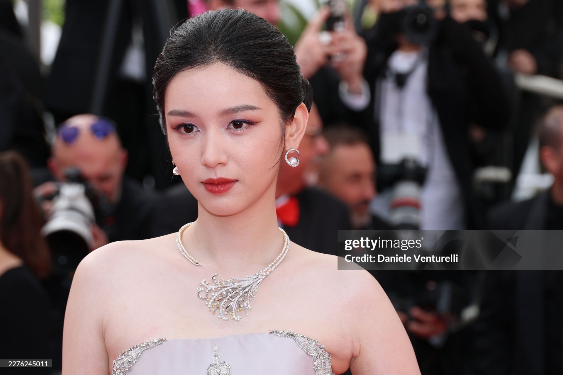 Thảm đỏ Cannes ngày 3: Châu Dã - Viên San San đại chiến visual, Win Metawin điển trai ngút ngàn- Ảnh 5.
