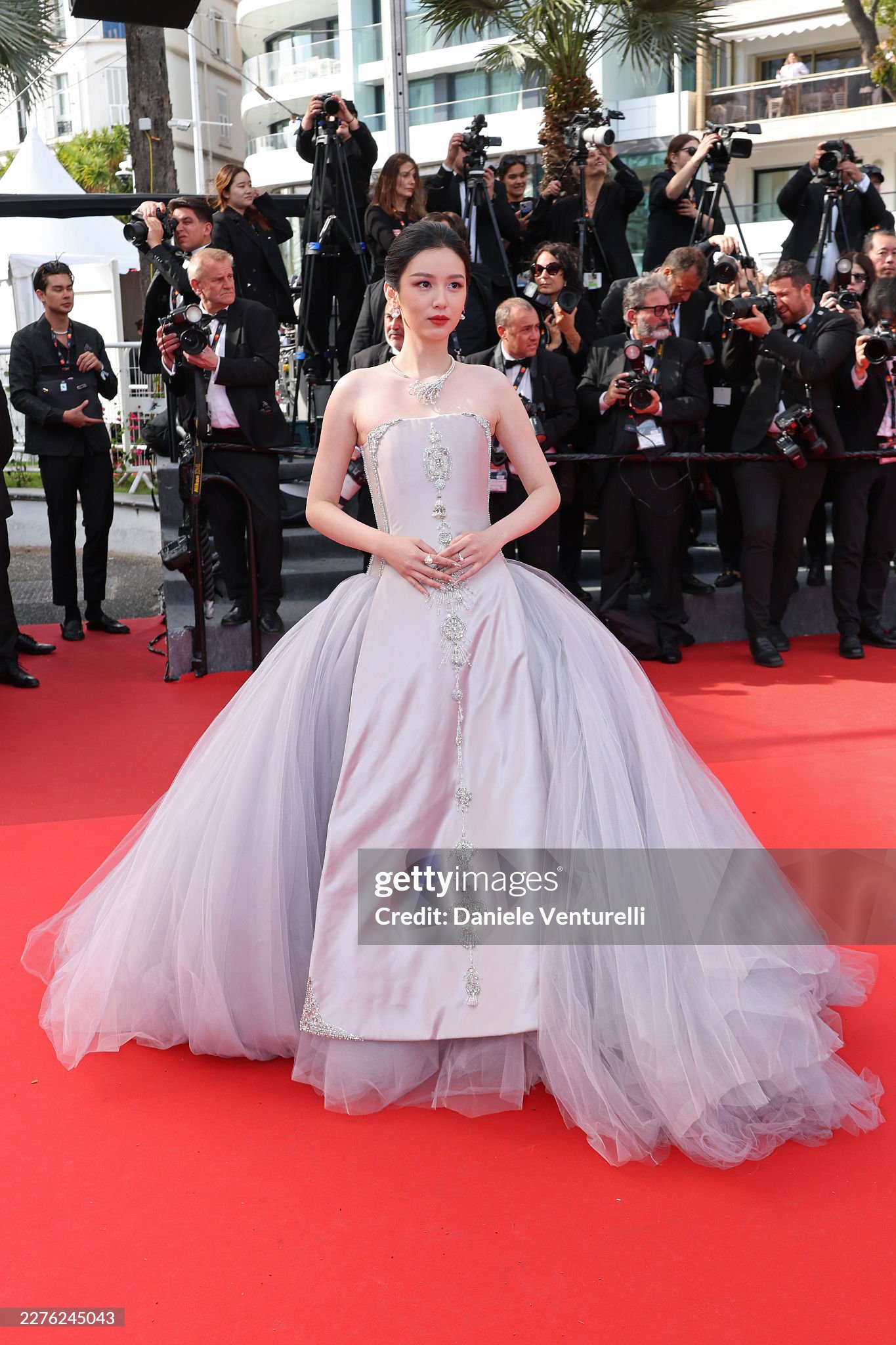 Thảm đỏ Cannes ngày 3: Châu Dã - Viên San San đại chiến visual, Win Metawin điển trai ngút ngàn- Ảnh 1.