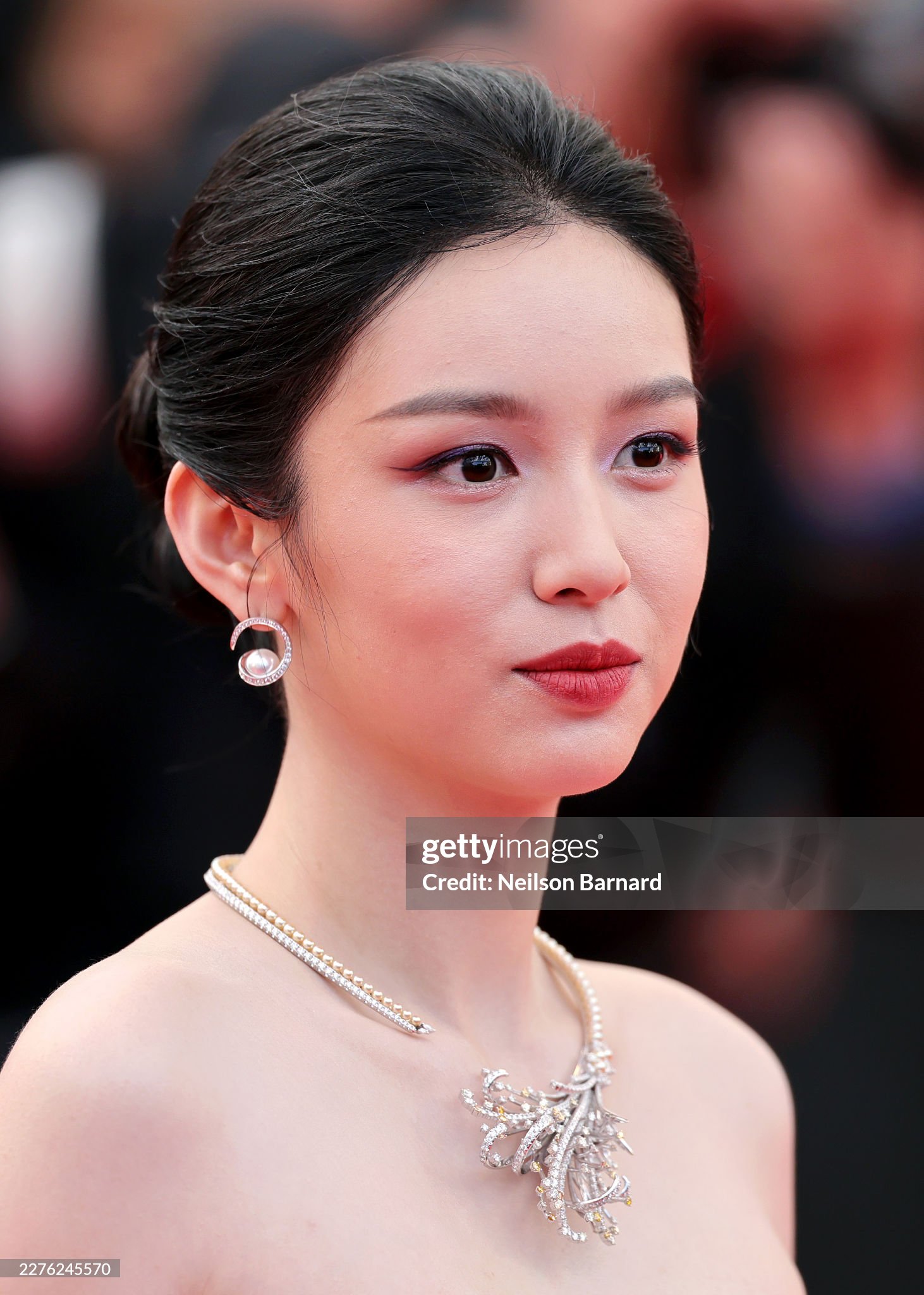 Thảm đỏ Cannes ngày 3: Châu Dã - Viên San San đại chiến visual, Win Metawin điển trai ngút ngàn- Ảnh 6.