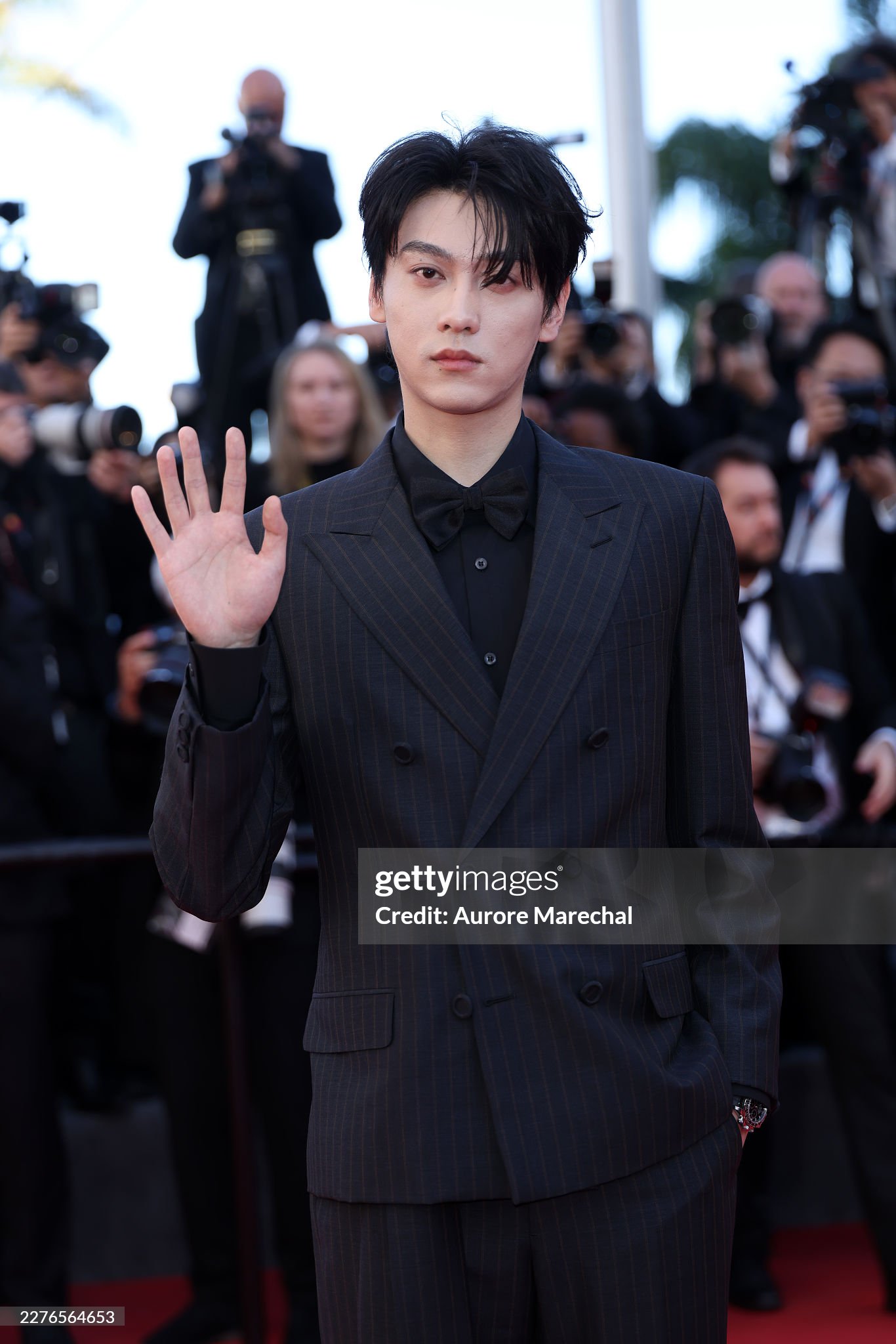 Thảm đỏ Cannes ngày 5: "Chị đại" Chompoo Araya chiếm trọn spotlight, siêu mẫu Nga ngang nhiên hở bạo phạm quy- Ảnh 10.