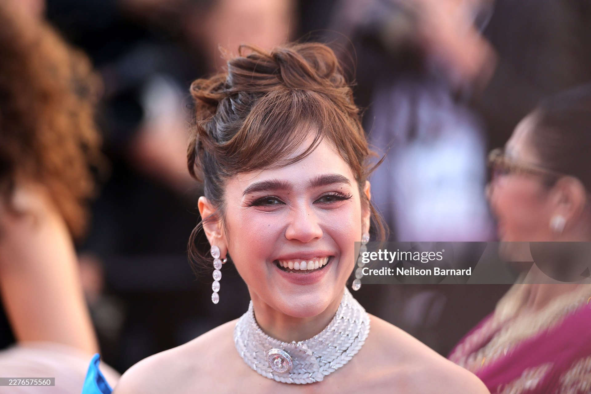 Thảm đỏ Cannes ngày 5: "Chị đại" Chompoo Araya chiếm trọn spotlight, siêu mẫu Nga ngang nhiên hở bạo phạm quy- Ảnh 3.