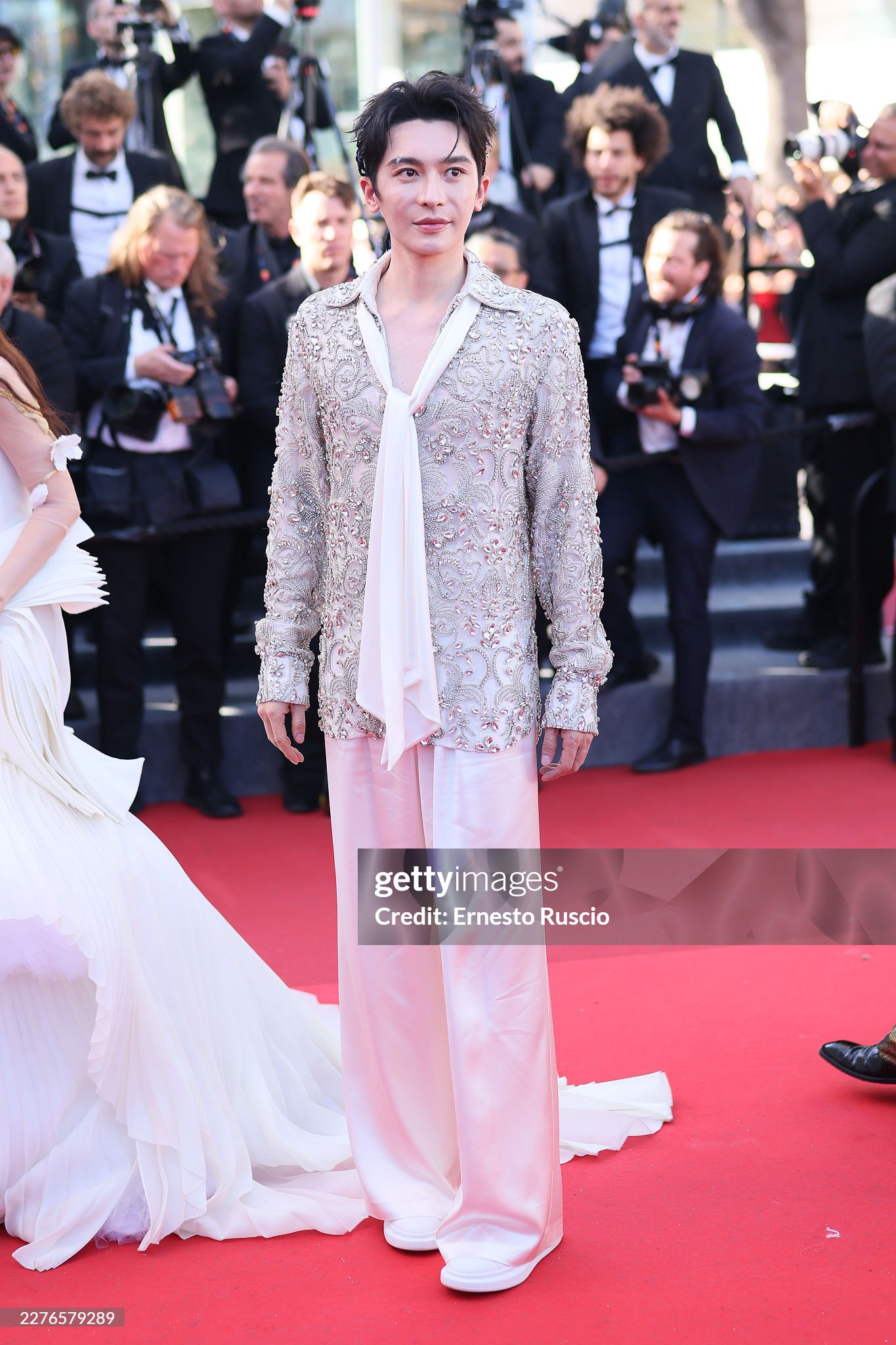 Thảm đỏ Cannes ngày 5: "Chị đại" Chompoo Araya chiếm trọn spotlight, siêu mẫu Nga ngang nhiên hở bạo phạm quy- Ảnh 13.