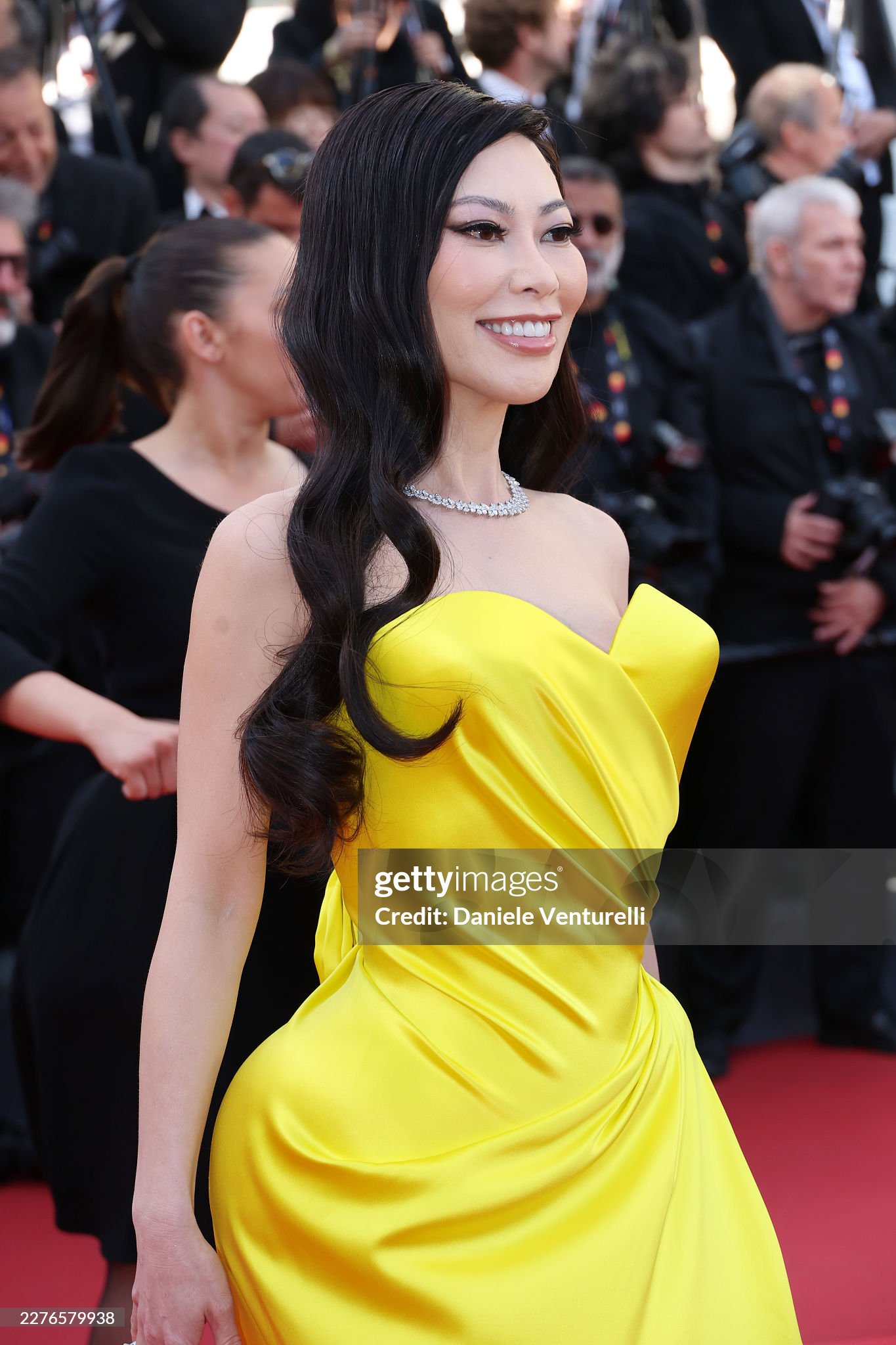Thảm đỏ Cannes ngày 5: "Chị đại" Chompoo Araya chiếm trọn spotlight, siêu mẫu Nga ngang nhiên hở bạo phạm quy- Ảnh 24.