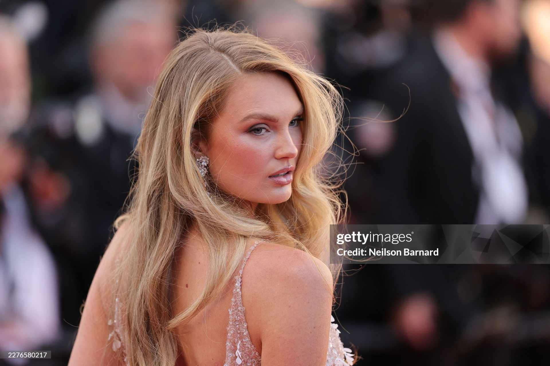 Thảm đỏ Cannes ngày 5: "Chị đại" Chompoo Araya chiếm trọn spotlight, siêu mẫu Nga ngang nhiên hở bạo phạm quy- Ảnh 8.