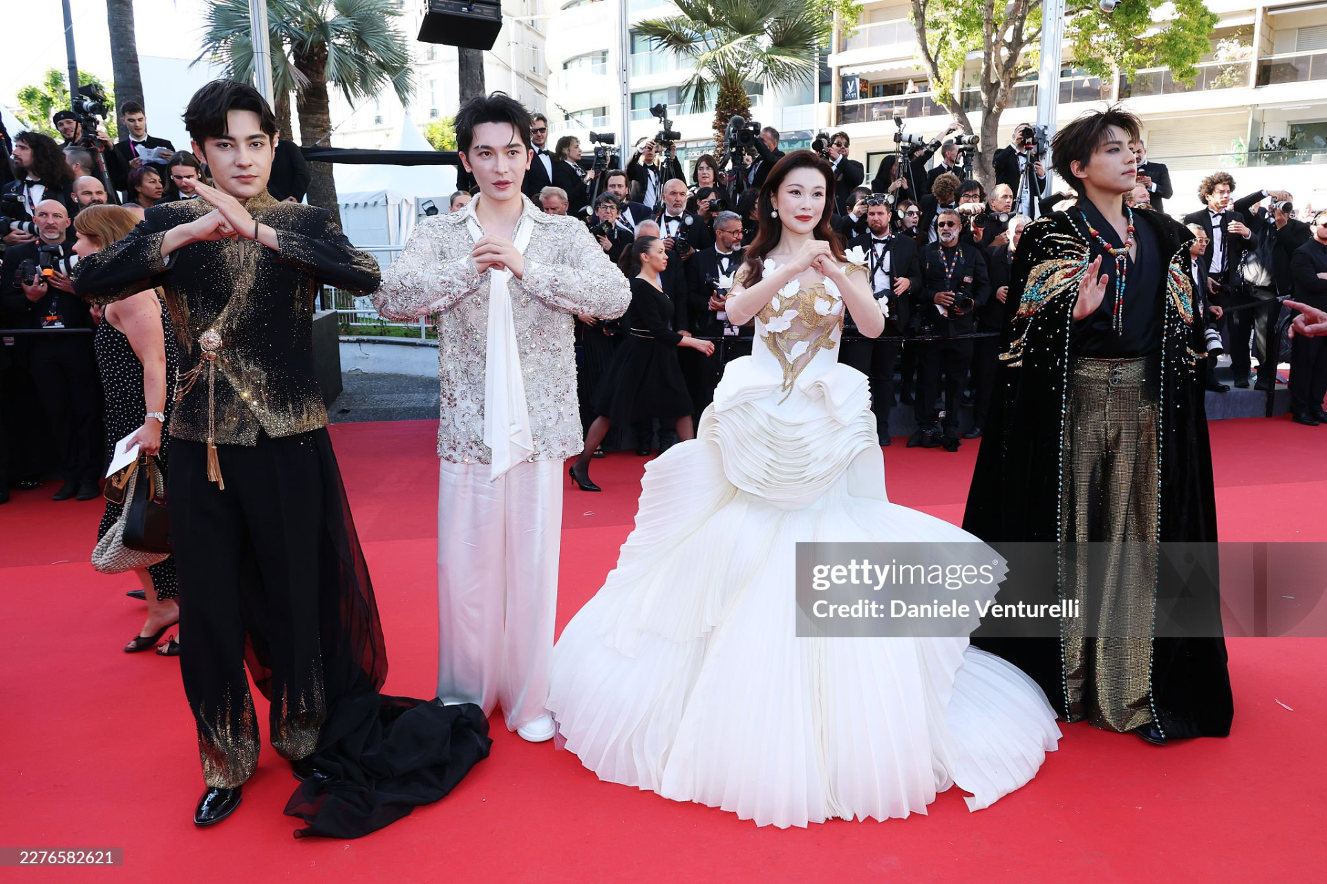 Thảm đỏ Cannes ngày 5: "Chị đại" Chompoo Araya chiếm trọn spotlight, siêu mẫu Nga ngang nhiên hở bạo phạm quy- Ảnh 11.