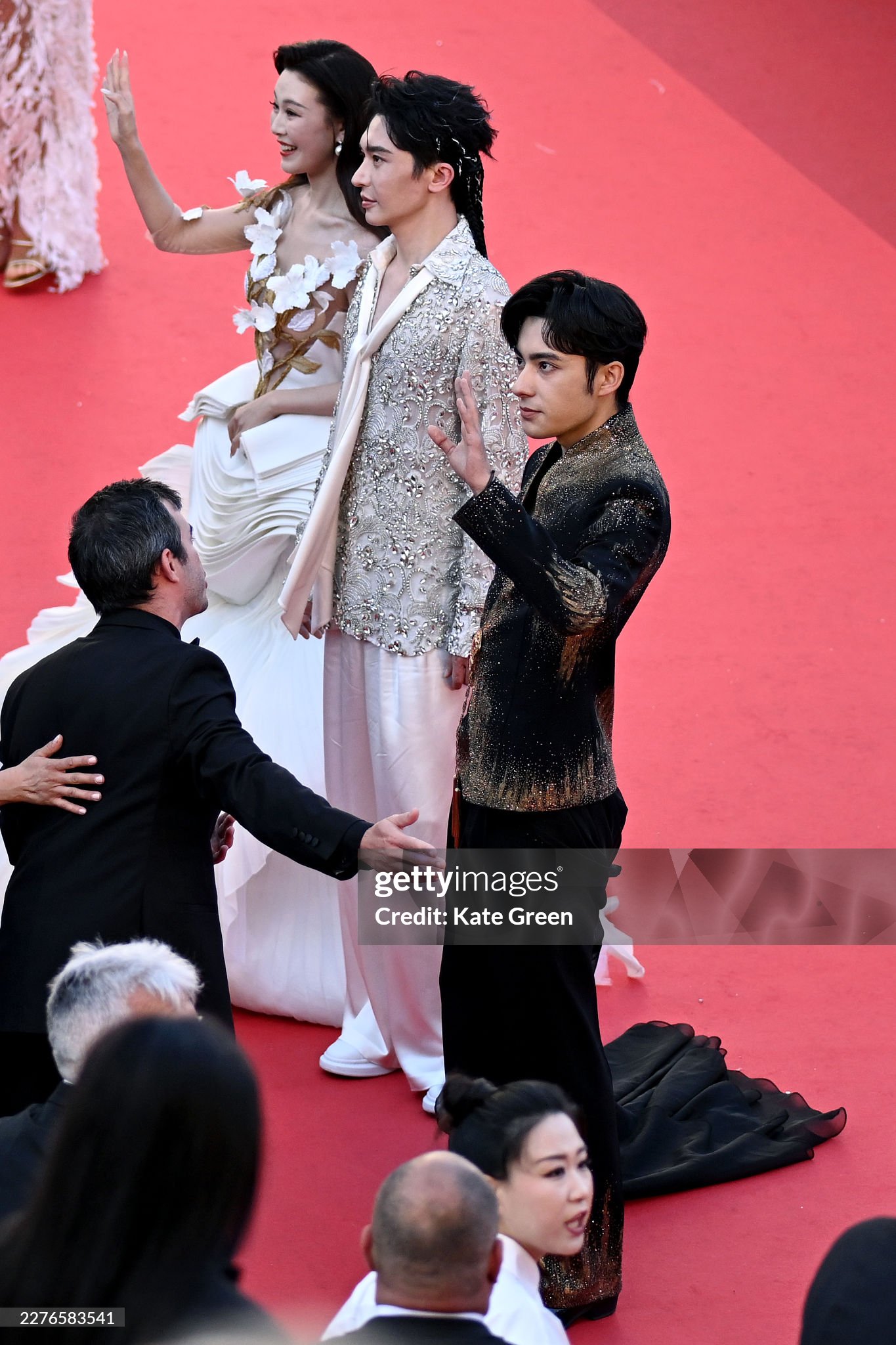Thảm đỏ Cannes ngày 5: "Chị đại" Chompoo Araya chiếm trọn spotlight, siêu mẫu Nga ngang nhiên hở bạo phạm quy- Ảnh 14.