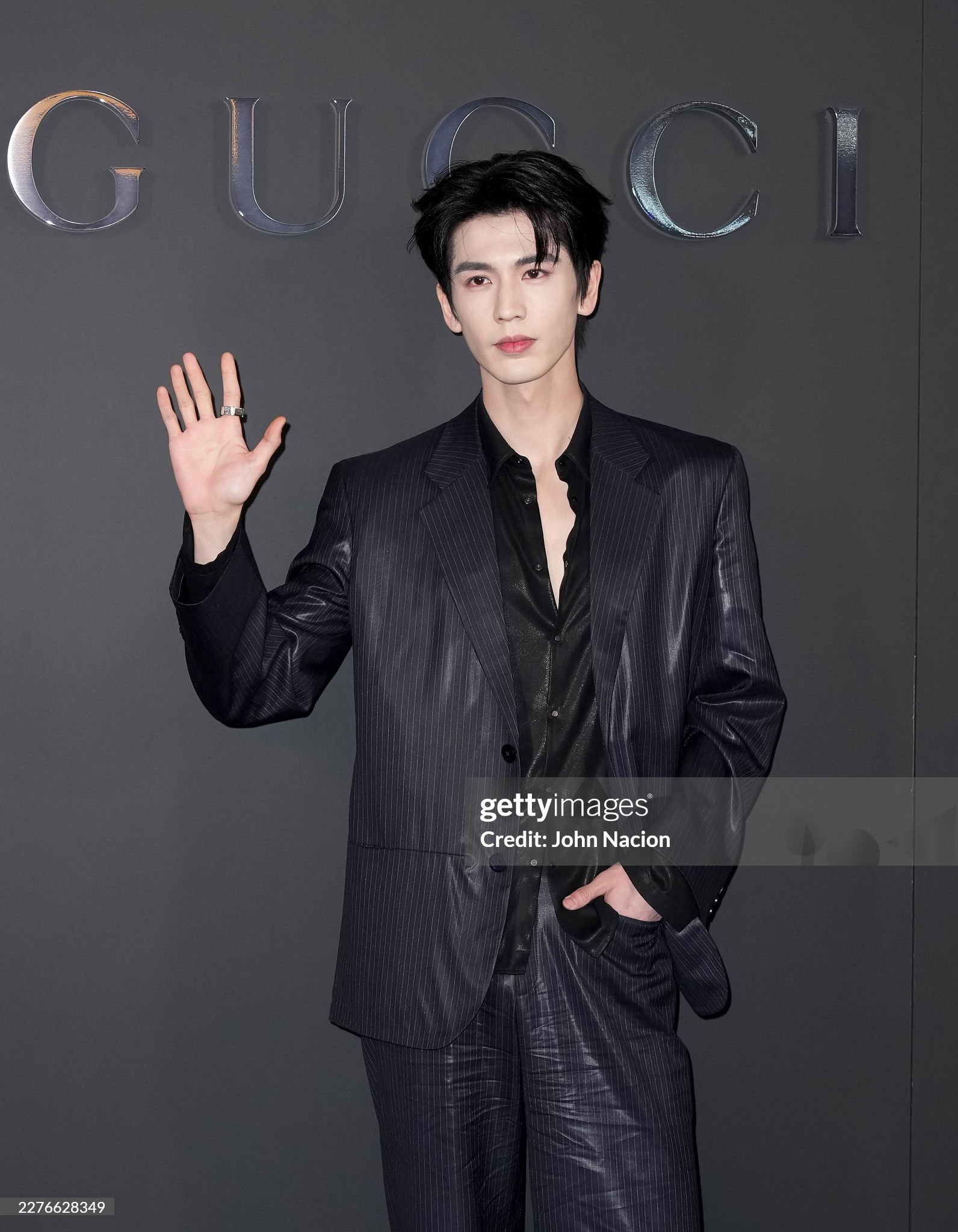 Trương Lăng Hách trắng phát sáng qua ống kính Getty Images, Mai Davika khoe dáng siêu gầy tại show Gucci- Ảnh 2.