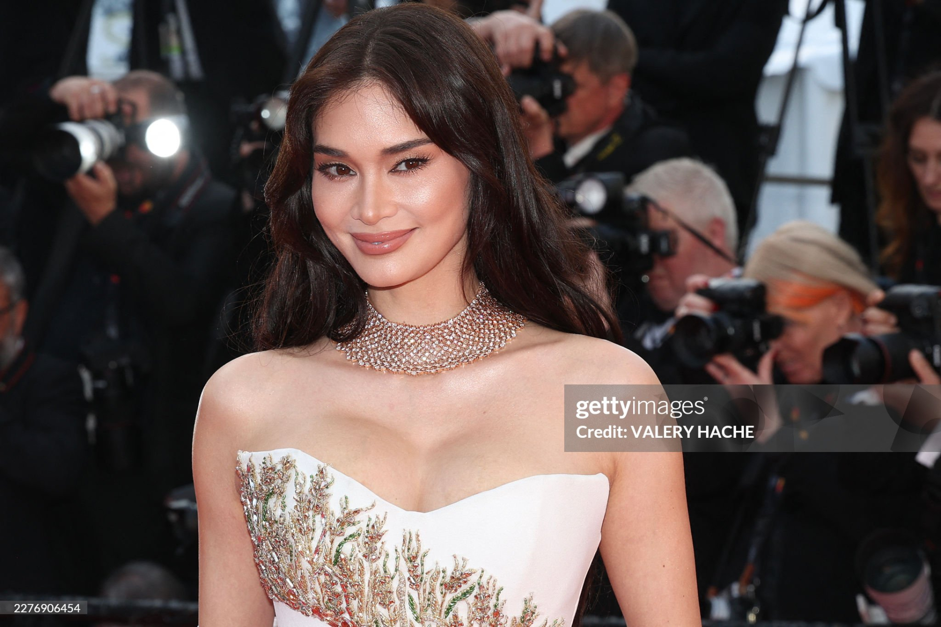 Thảm đỏ Cannes ngày 10: Demi Moore lên đồ 