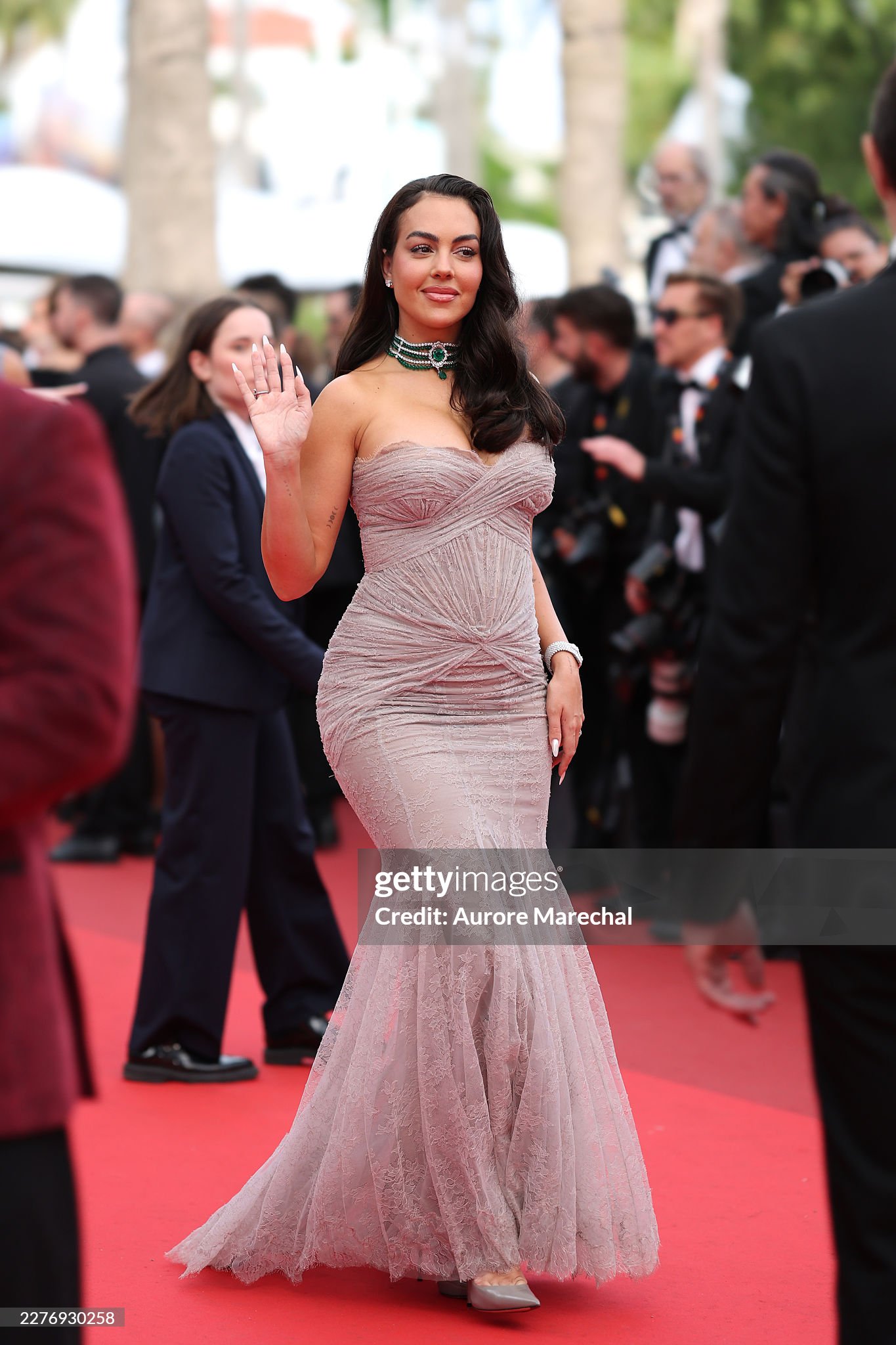 LHP Cannes ngày 7: Vợ Ronaldo khoe body "ngồn ngộn", siêu mẫu Coco Rocha "thị phạm" tạo dáng ngay trên thảm đỏ- Ảnh 1.