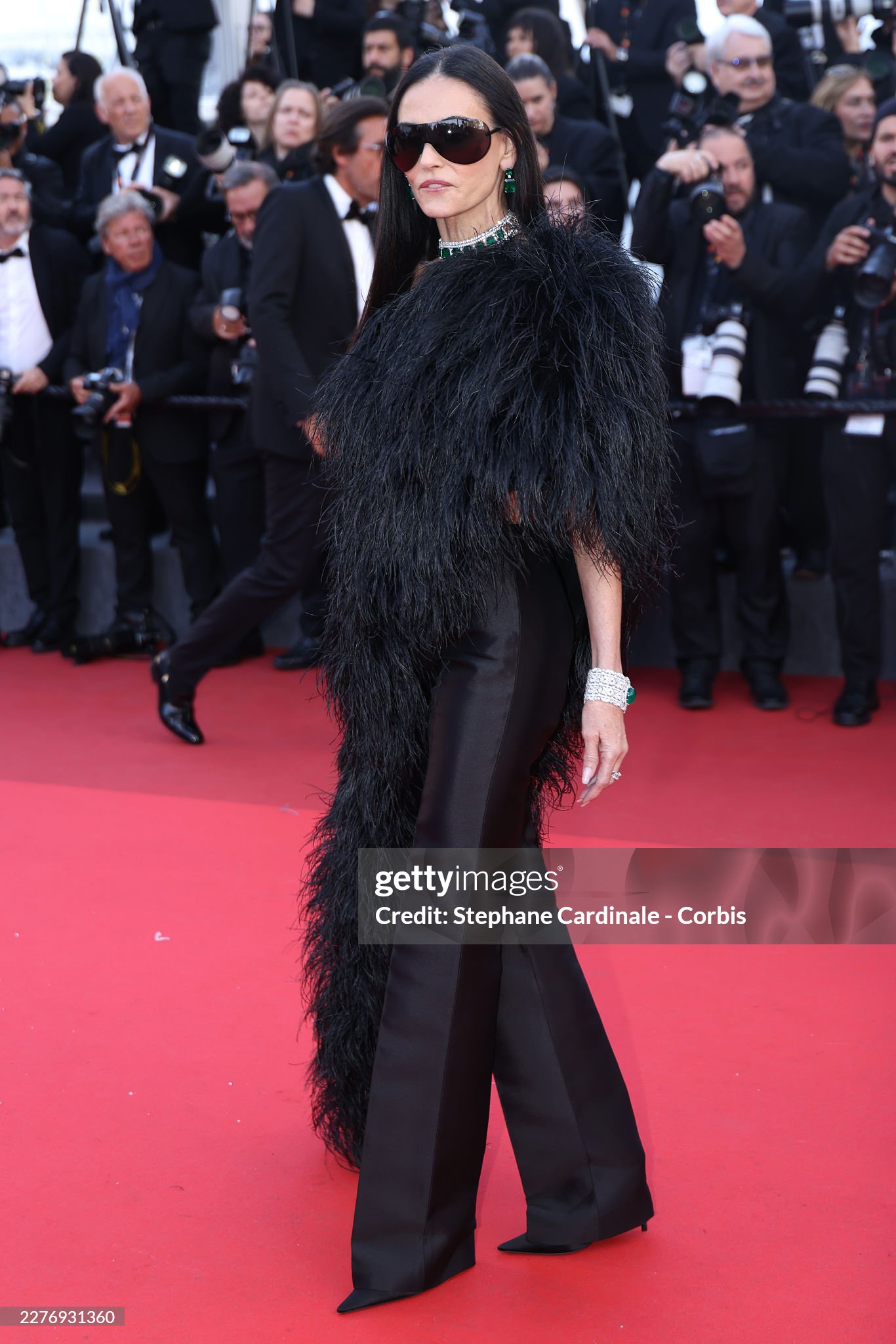 LHP Cannes ngày 7: Vợ Ronaldo khoe body "ngồn ngộn", siêu mẫu Coco Rocha "thị phạm" tạo dáng ngay trên thảm đỏ- Ảnh 14.