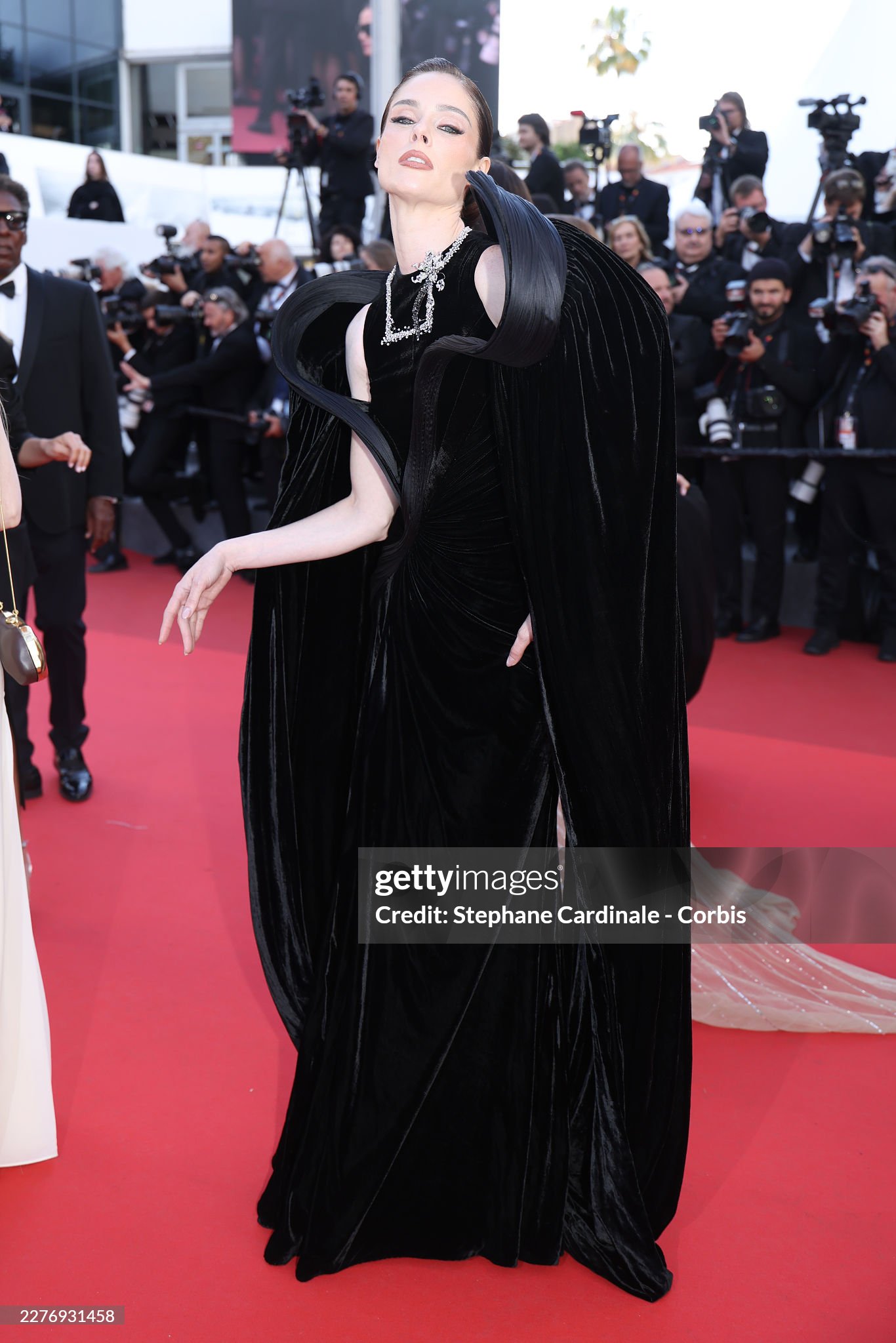 LHP Cannes ngày 7: Vợ Ronaldo khoe body "ngồn ngộn", siêu mẫu Coco Rocha "thị phạm" tạo dáng ngay trên thảm đỏ- Ảnh 4.