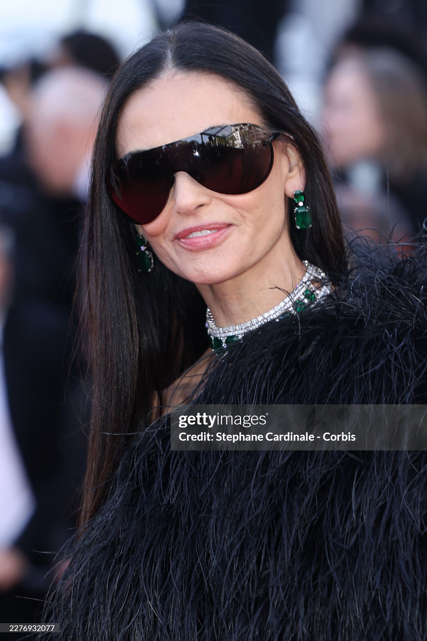 LHP Cannes ngày 7: Vợ Ronaldo khoe body "ngồn ngộn", siêu mẫu Coco Rocha "thị phạm" tạo dáng ngay trên thảm đỏ- Ảnh 15.