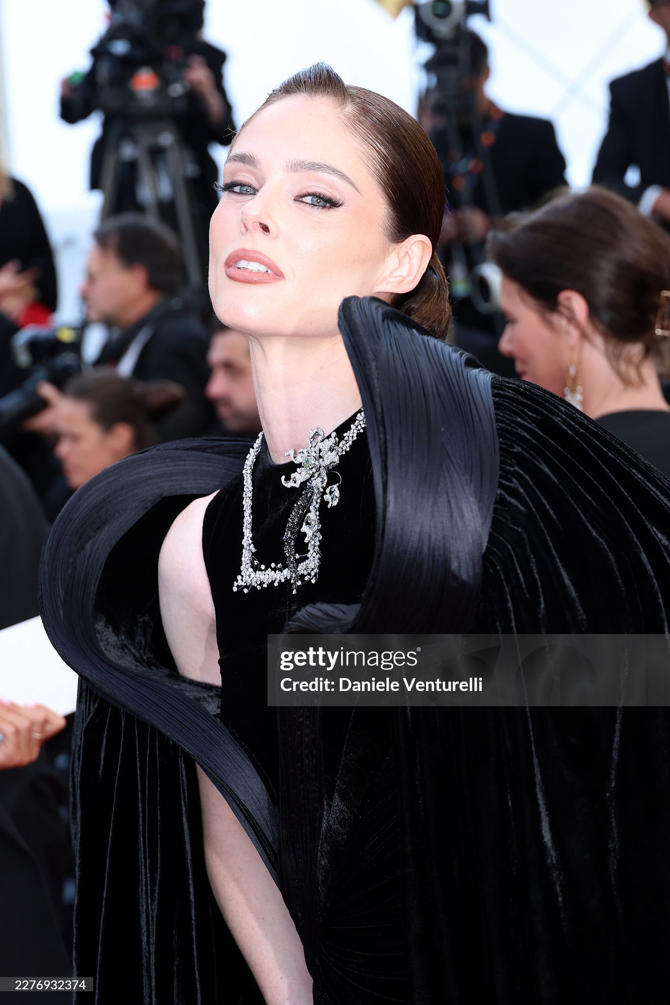 LHP Cannes ngày 7: Vợ Ronaldo khoe body "ngồn ngộn", siêu mẫu Coco Rocha "thị phạm" tạo dáng ngay trên thảm đỏ- Ảnh 5.