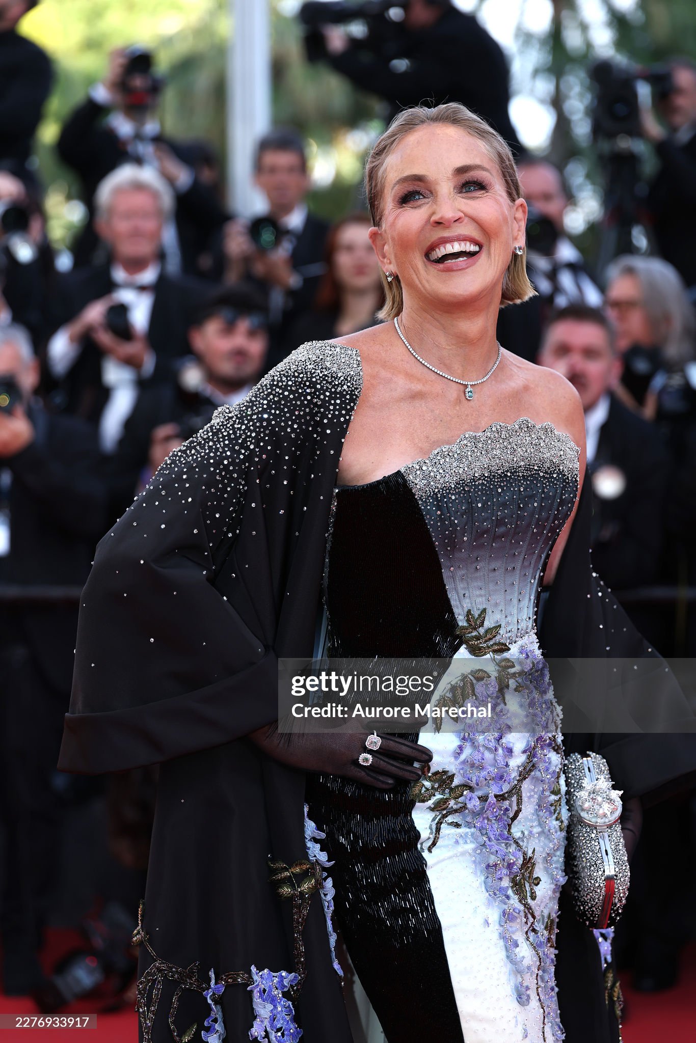 LHP Cannes ngày 7: Vợ Ronaldo khoe body "ngồn ngộn", siêu mẫu Coco Rocha "thị phạm" tạo dáng ngay trên thảm đỏ- Ảnh 13.