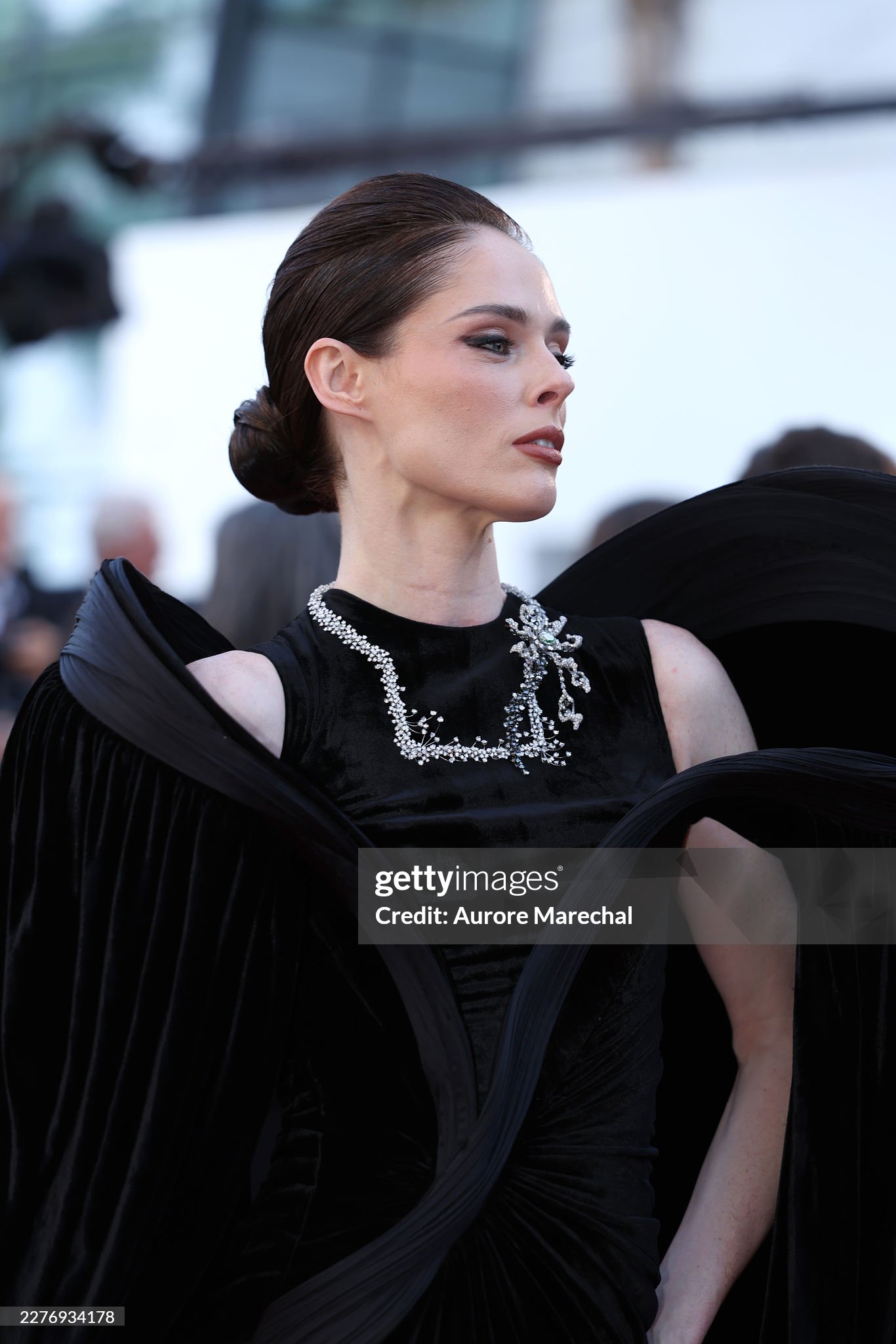 LHP Cannes ngày 7: Vợ Ronaldo khoe body "ngồn ngộn", siêu mẫu Coco Rocha "thị phạm" tạo dáng ngay trên thảm đỏ- Ảnh 6.