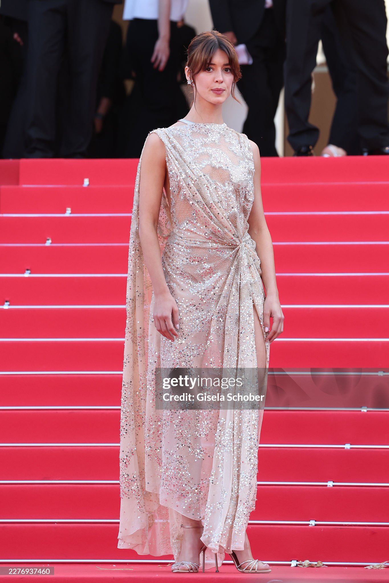 LHP Cannes ngày 7: Vợ Ronaldo khoe body "ngồn ngộn", siêu mẫu Coco Rocha "thị phạm" tạo dáng ngay trên thảm đỏ- Ảnh 22.