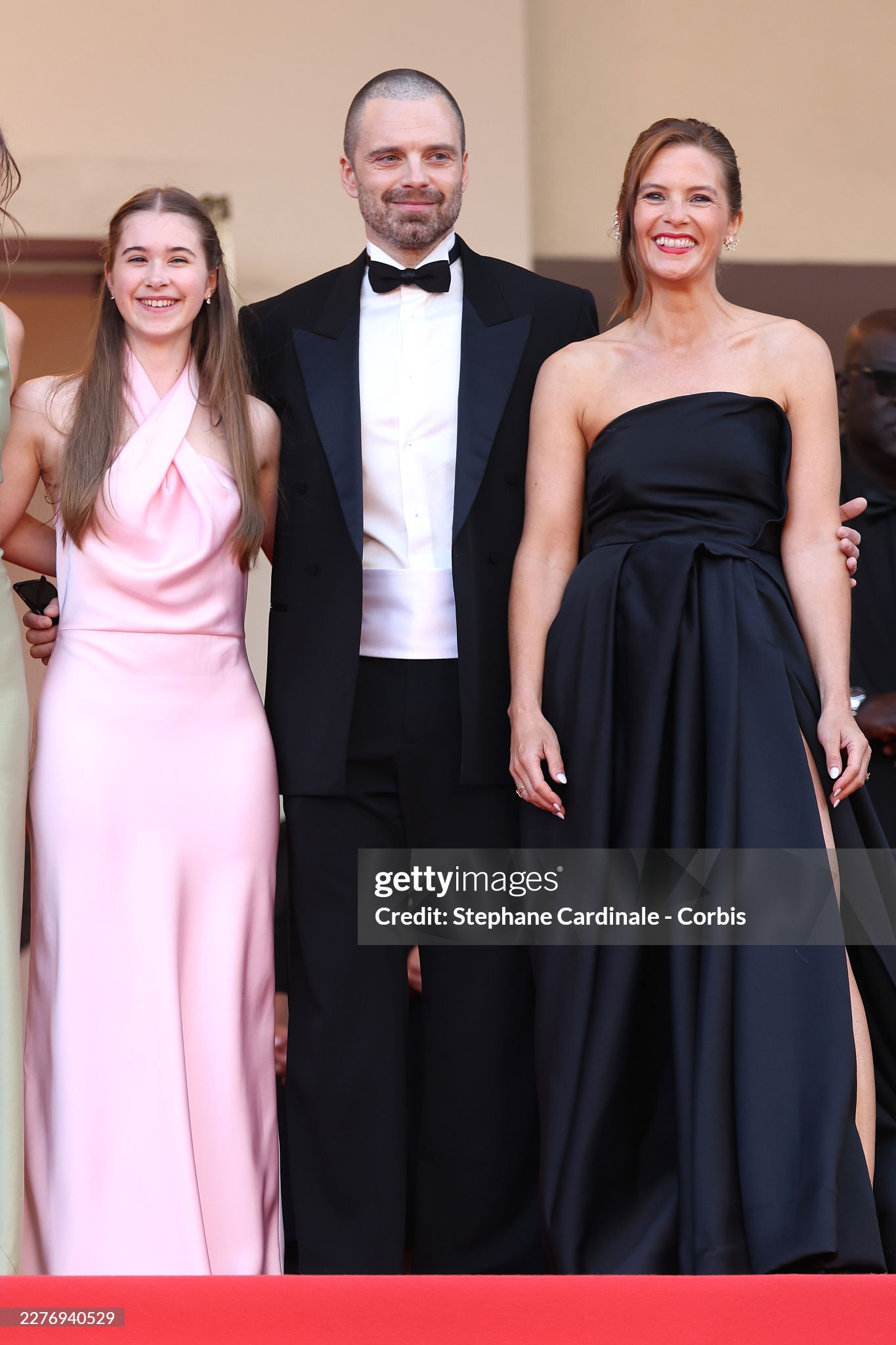 LHP Cannes ngày 7: Vợ Ronaldo khoe body "ngồn ngộn", siêu mẫu Coco Rocha "thị phạm" tạo dáng ngay trên thảm đỏ- Ảnh 9.