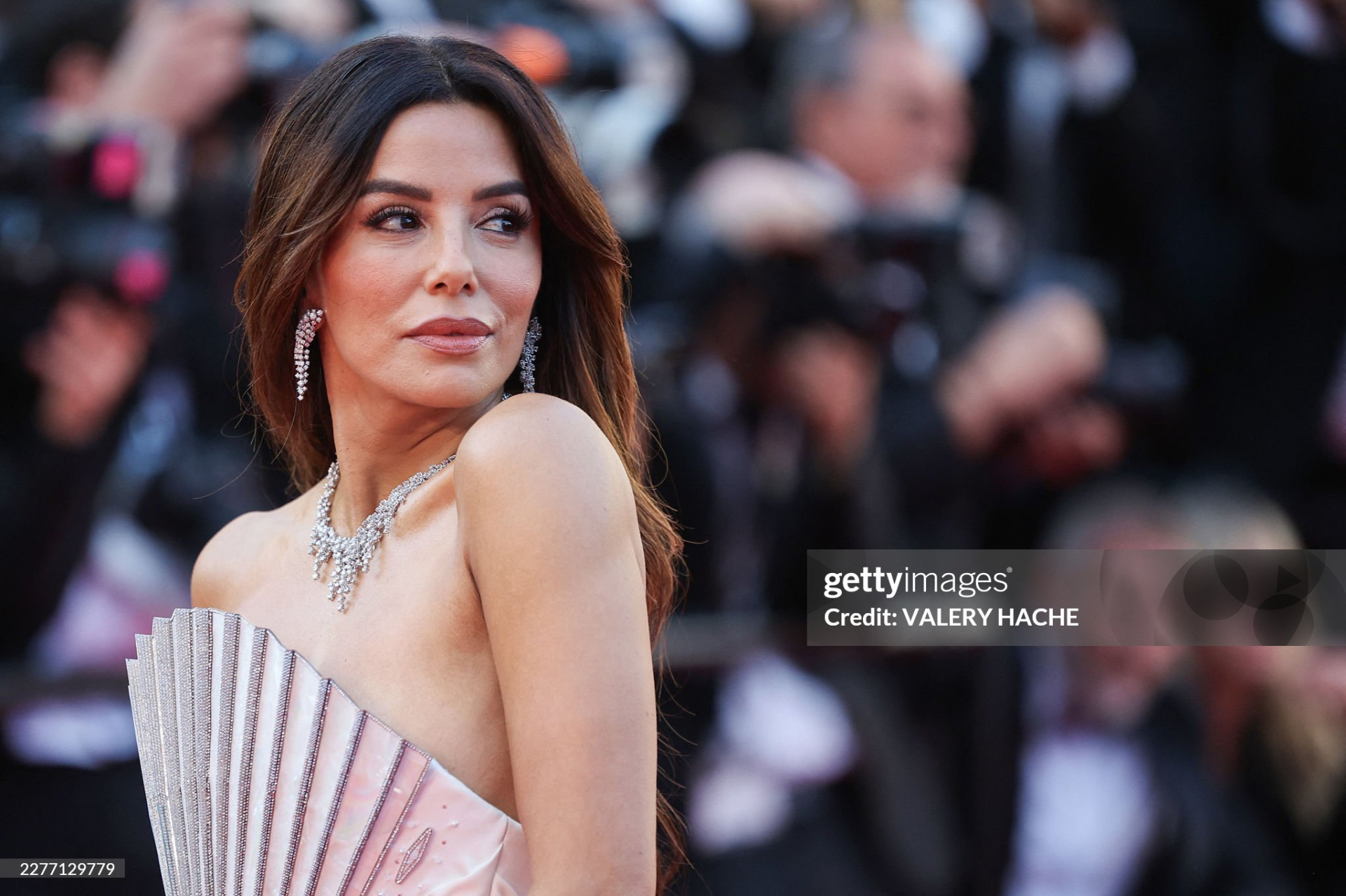Thảm đỏ Cannes ngày 11: Eva Longoria đọ sắc Hoa hậu Thế giới, "tiên nữ" ôm bình hoa át cả biểu tượng Ý- Ảnh 8.