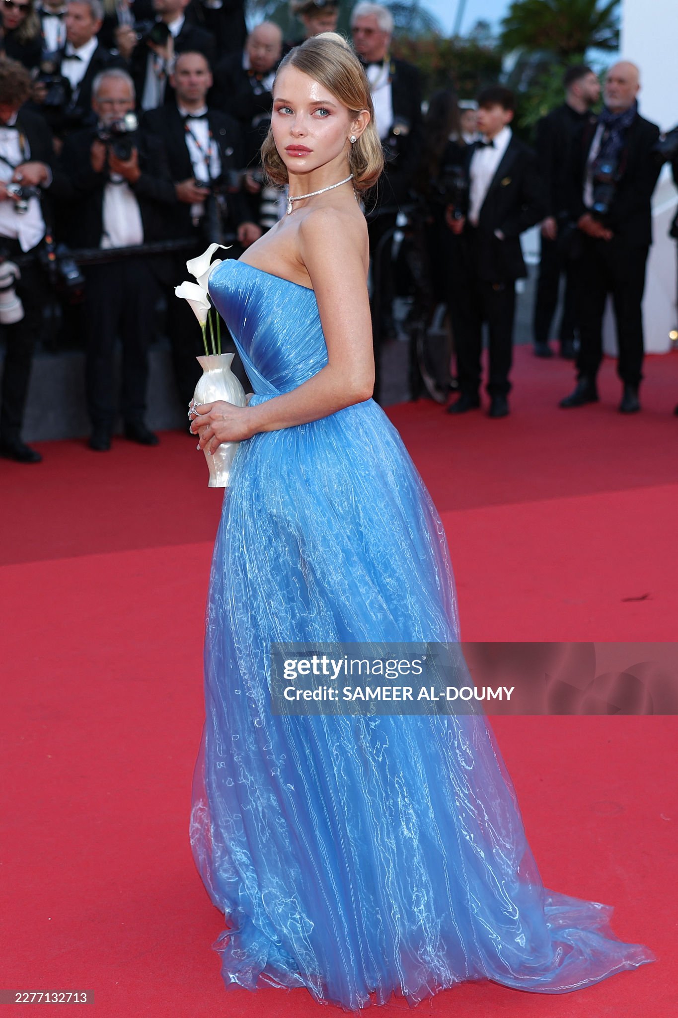 Thảm đỏ Cannes ngày 11: Eva Longoria đọ sắc Hoa hậu Thế giới, "tiên nữ" ôm bình hoa át cả biểu tượng Ý- Ảnh 1.