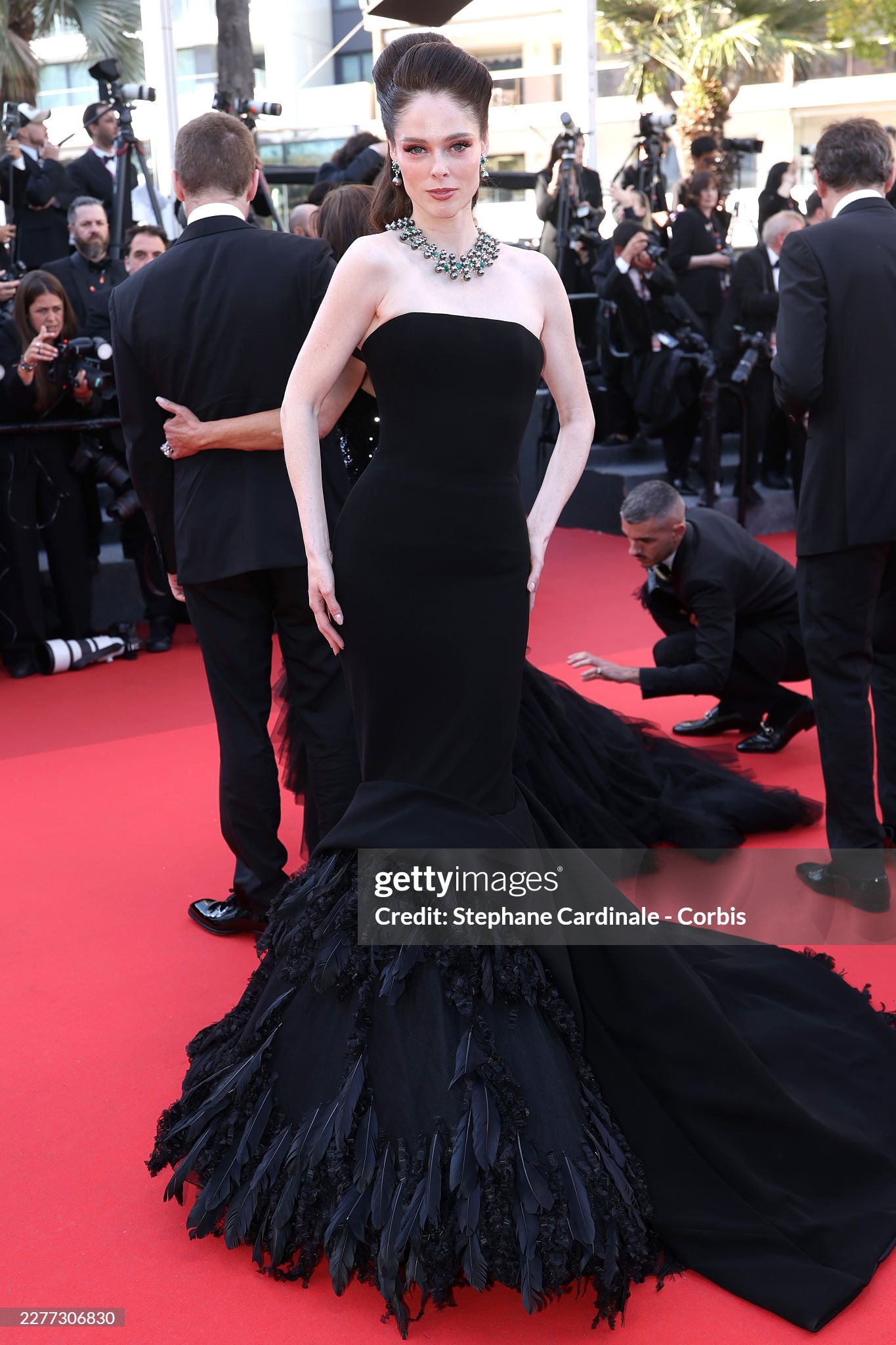 LHP Cannes ngày 9: Bella Hadid hở bạo "chặt chém", ca sĩ Trung Quốc 18 tuổi "đại náo" thảm đỏ- Ảnh 10.