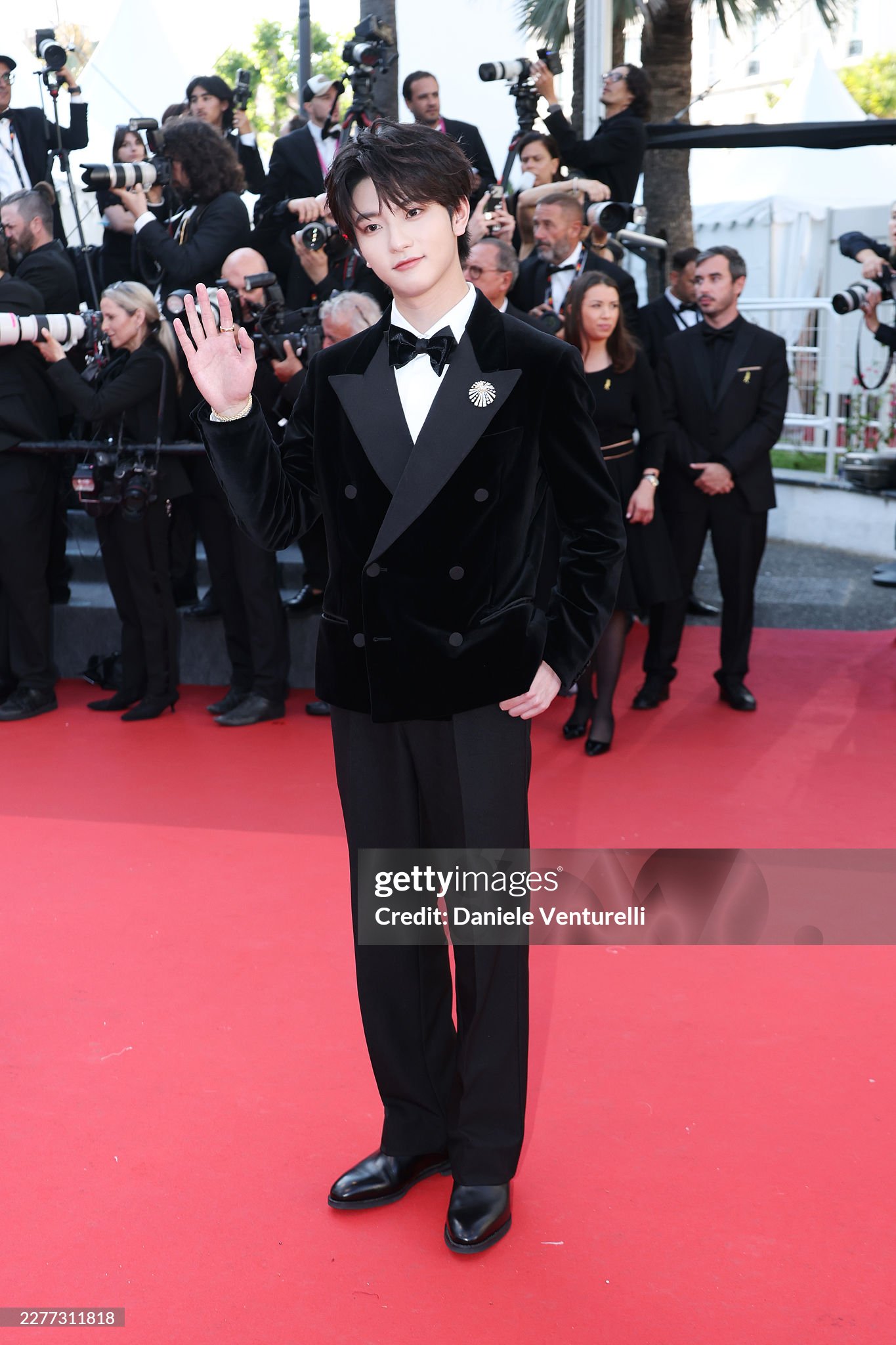 LHP Cannes ngày 9: Bella Hadid hở bạo "chặt chém", ca sĩ Trung Quốc 18 tuổi "đại náo" thảm đỏ- Ảnh 9.