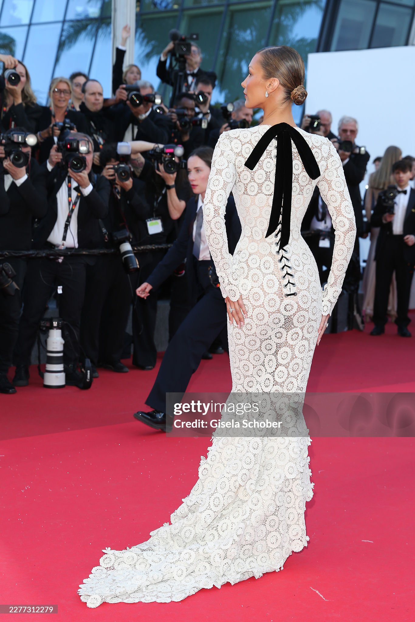 LHP Cannes ngày 9: Bella Hadid hở bạo "chặt chém", ca sĩ Trung Quốc 18 tuổi "đại náo" thảm đỏ- Ảnh 3.