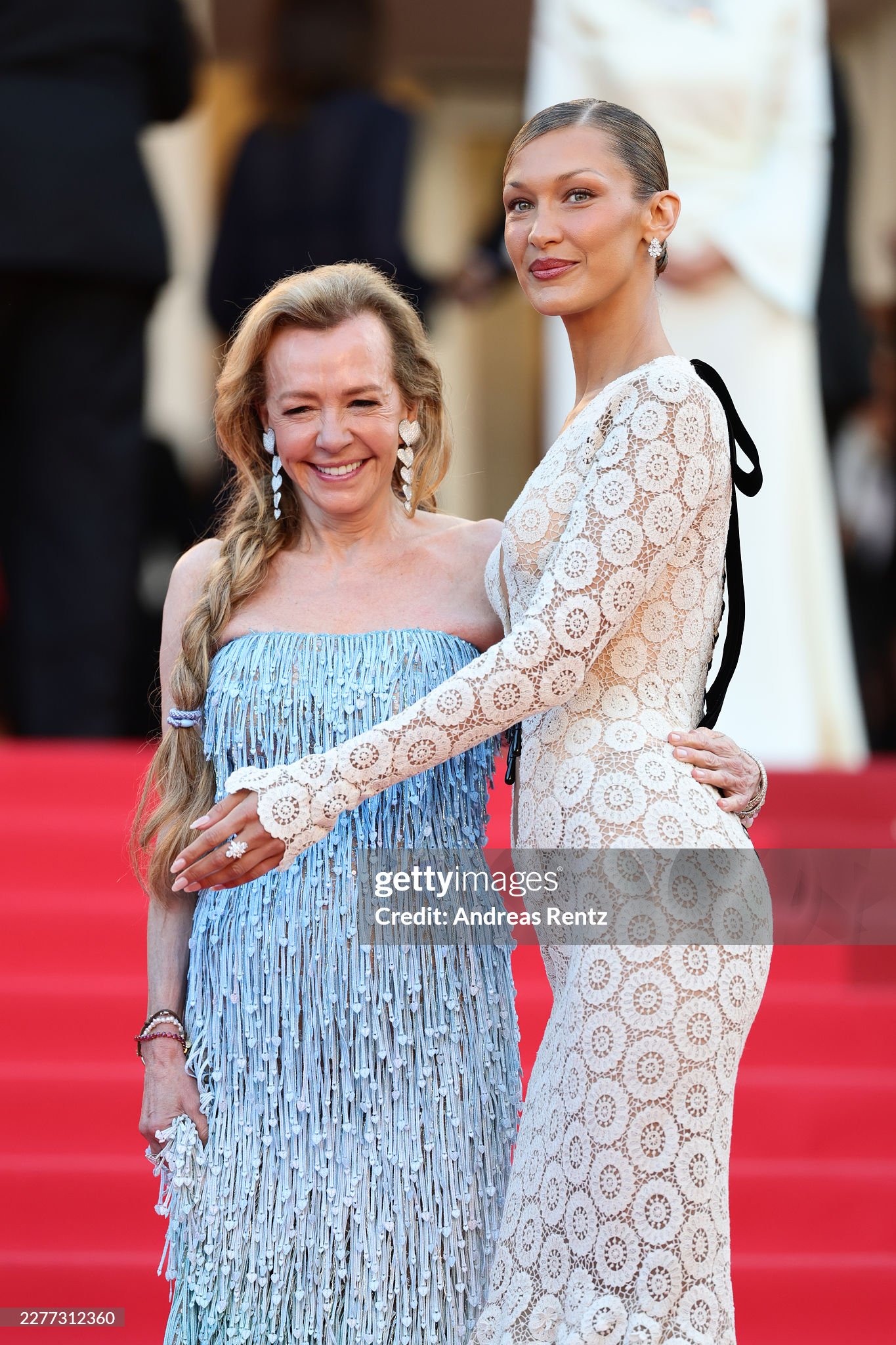 LHP Cannes ngày 9: Bella Hadid hở bạo "chặt chém", ca sĩ Trung Quốc 18 tuổi "đại náo" thảm đỏ- Ảnh 6.