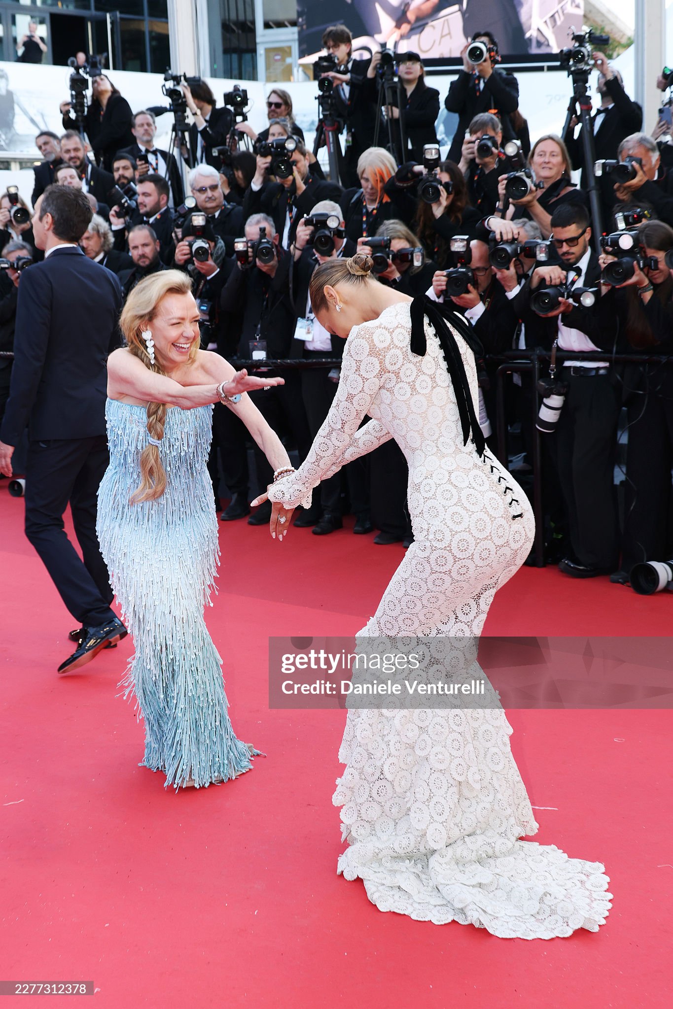 LHP Cannes ngày 9: Bella Hadid hở bạo "chặt chém", ca sĩ Trung Quốc 18 tuổi "đại náo" thảm đỏ- Ảnh 5.
