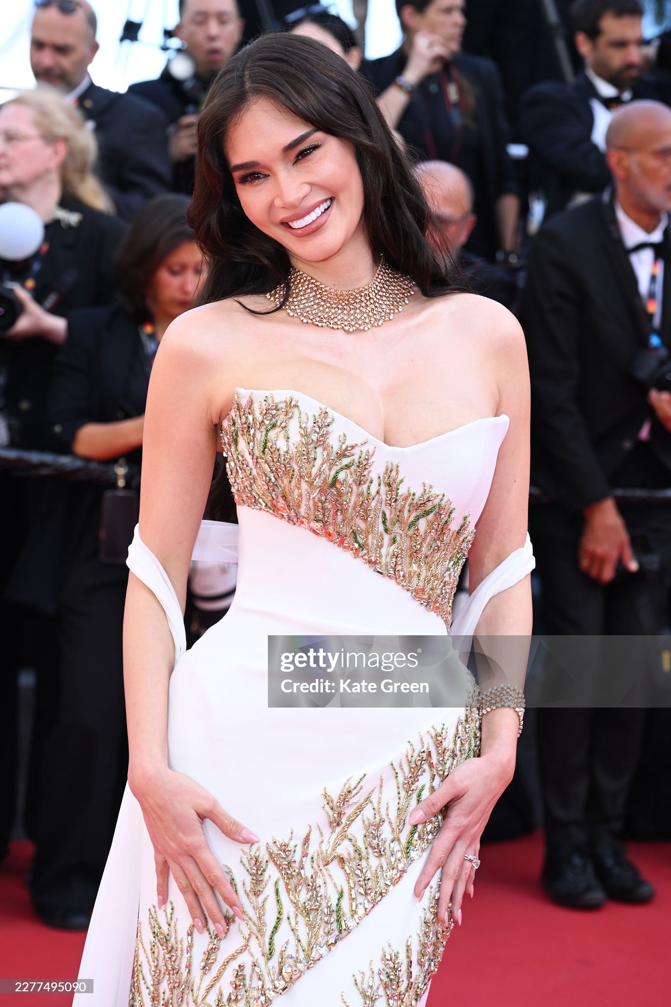 Thảm đỏ Cannes ngày 10: Demi Moore lên đồ 