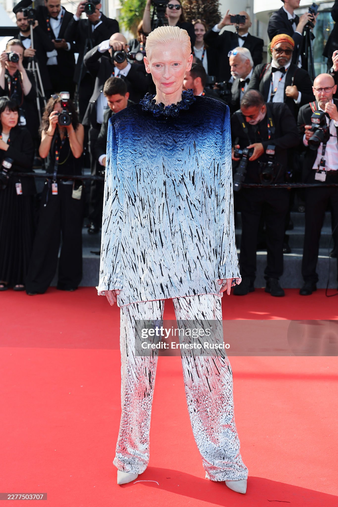Thảm đỏ Cannes ngày 10: Demi Moore lên đồ 