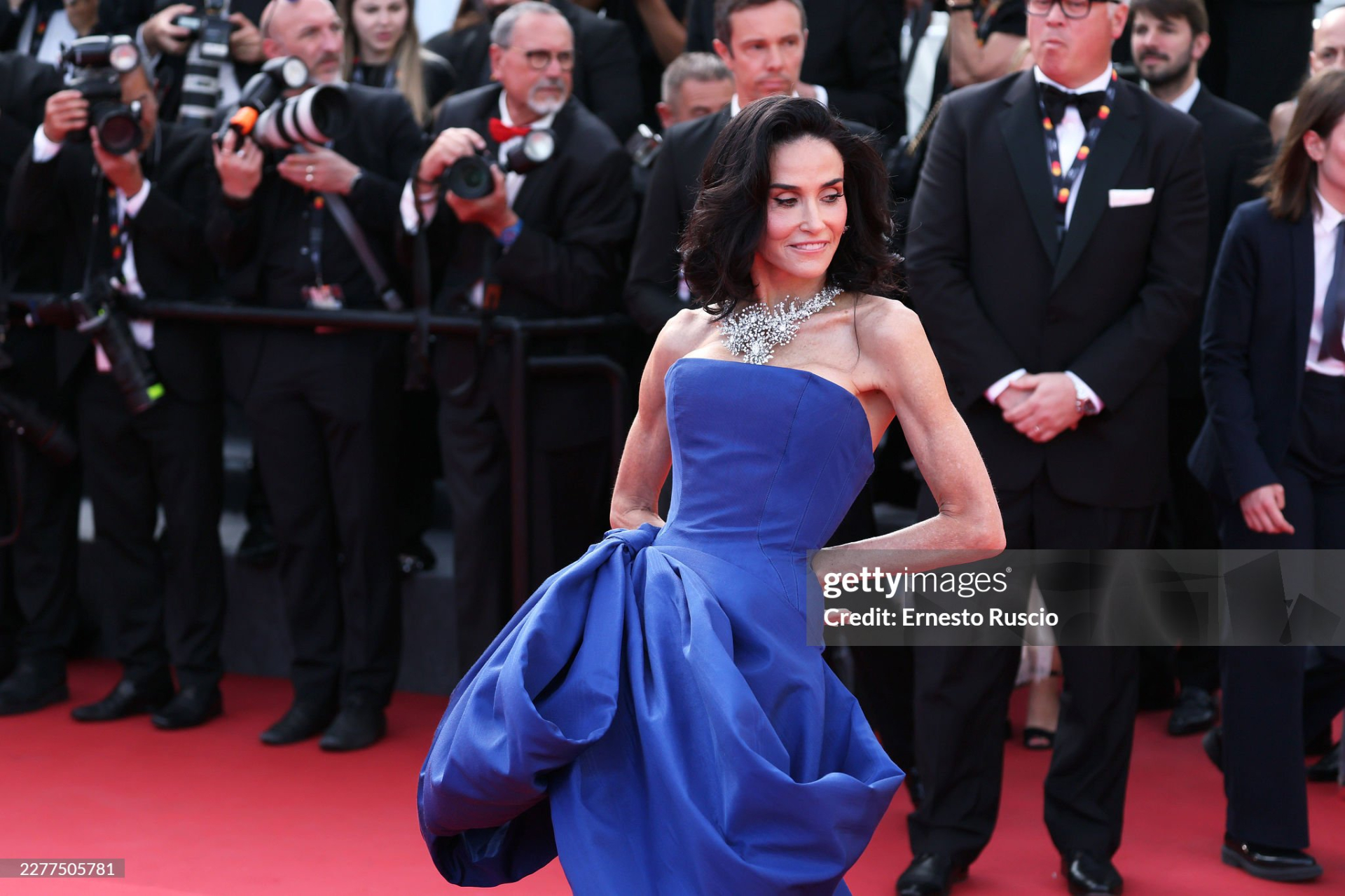 Thảm đỏ Cannes ngày 10: Demi Moore lên đồ 