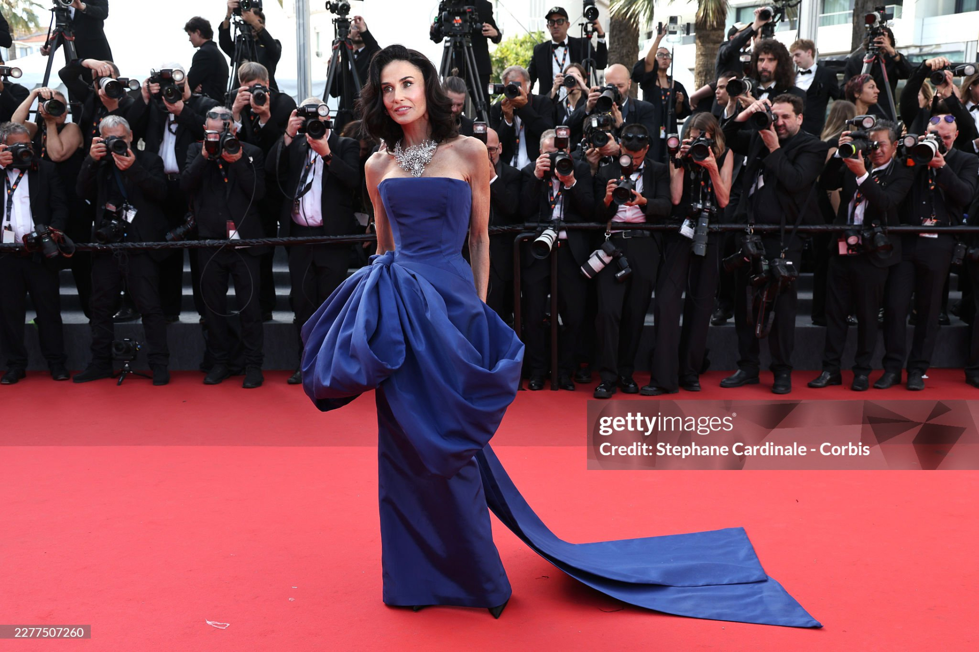 Thảm đỏ Cannes ngày 10: Demi Moore lên đồ 