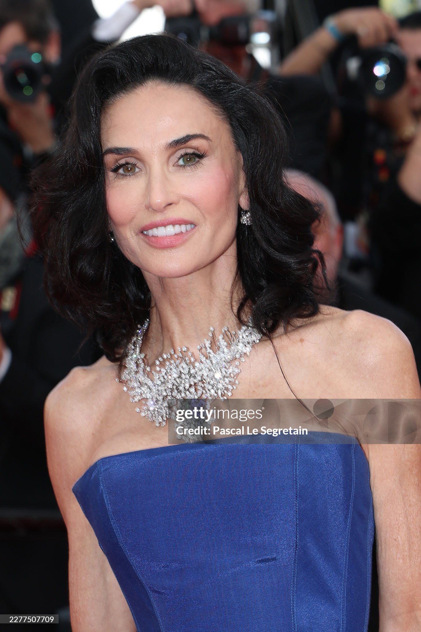 Thảm đỏ Cannes ngày 10: Demi Moore lên đồ 